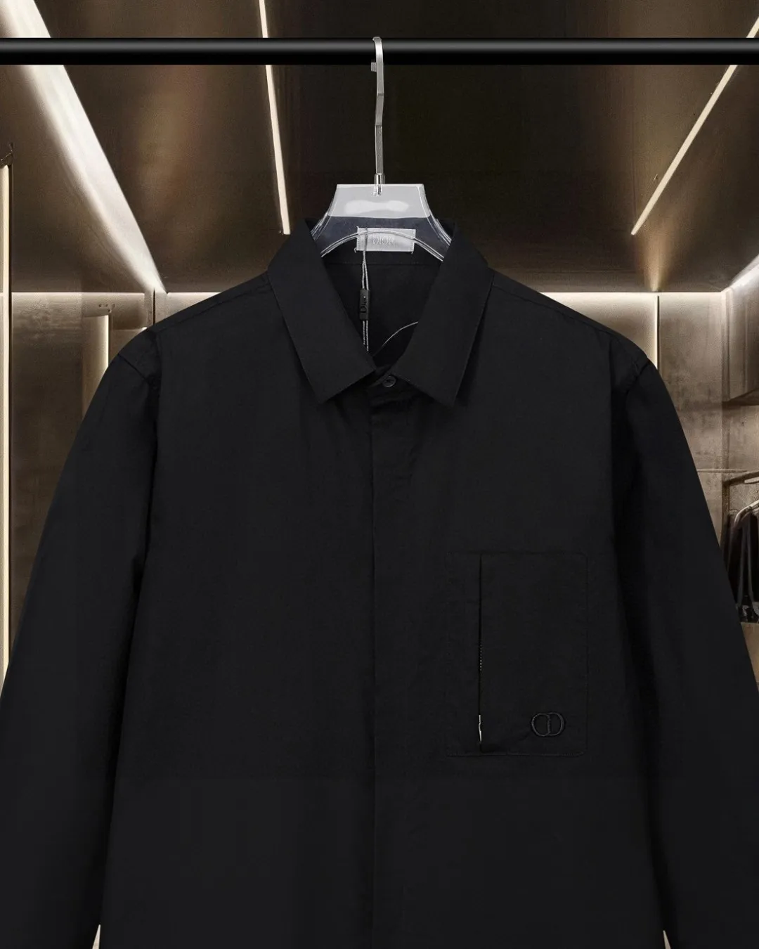 🅿️296 DIOR Dior 🔥The hot style is coming. Chest zipper pocket CD letter Logo embroidered long-sleeved shirt. 2025ss official website new long-sleeved shirt, exquisite embroidered logo. High-end version, customized fabrics at the counter. Highly breathable and comfortable, exquisitely crafted, with impeccable detail processing, ✅customized logo engraved buttons, complete with three labels. Brand element design concept reflects high quality. It feels delicate and soft! It presents a casual cut and the upper body shape is great! 🐍Size: M-XXL
