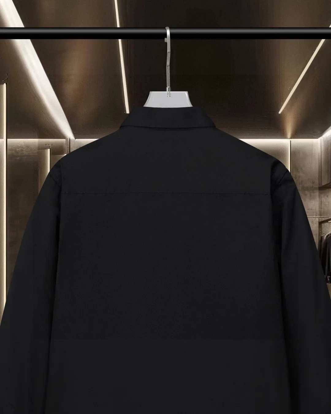 🅿️296 DIOR Dior 🔥The hot style is coming. Chest zipper pocket CD letter Logo embroidered long-sleeved shirt. 2025ss official website new long-sleeved shirt, exquisite embroidered logo. High-end version, customized fabrics at the counter. Highly breathable and comfortable, exquisitely crafted, with impeccable detail processing, ✅customized logo engraved buttons, complete with three labels. Brand element design concept reflects high quality. It feels delicate and soft! It presents a casual cut and the upper body shape is great! 🐍Size: M-XXL