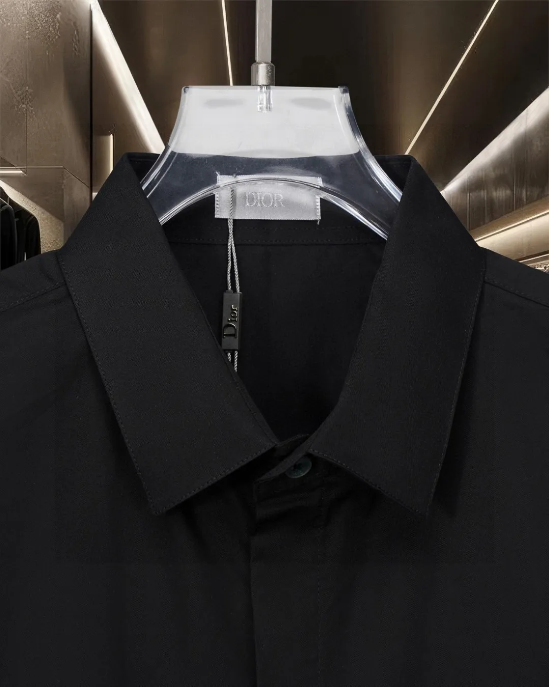🅿️296 DIOR Dior 🔥The hot style is coming. Chest zipper pocket CD letter Logo embroidered long-sleeved shirt. 2025ss official website new long-sleeved shirt, exquisite embroidered logo. High-end version, customized fabrics at the counter. Highly breathable and comfortable, exquisitely crafted, with impeccable detail processing, ✅customized logo engraved buttons, complete with three labels. Brand element design concept reflects high quality. It feels delicate and soft! It presents a casual cut and the upper body shape is great! 🐍Size: M-XXL
