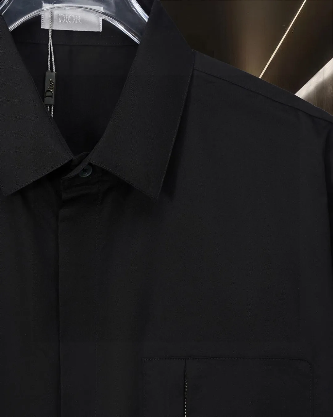 🅿️296 DIOR Dior 🔥The hot style is coming. Chest zipper pocket CD letter Logo embroidered long-sleeved shirt. 2025ss official website new long-sleeved shirt, exquisite embroidered logo. High-end version, customized fabrics at the counter. Highly breathable and comfortable, exquisitely crafted, with impeccable detail processing, ✅customized logo engraved buttons, complete with three labels. Brand element design concept reflects high quality. It feels delicate and soft! It presents a casual cut and the upper body shape is great! 🐍Size: M-XXL