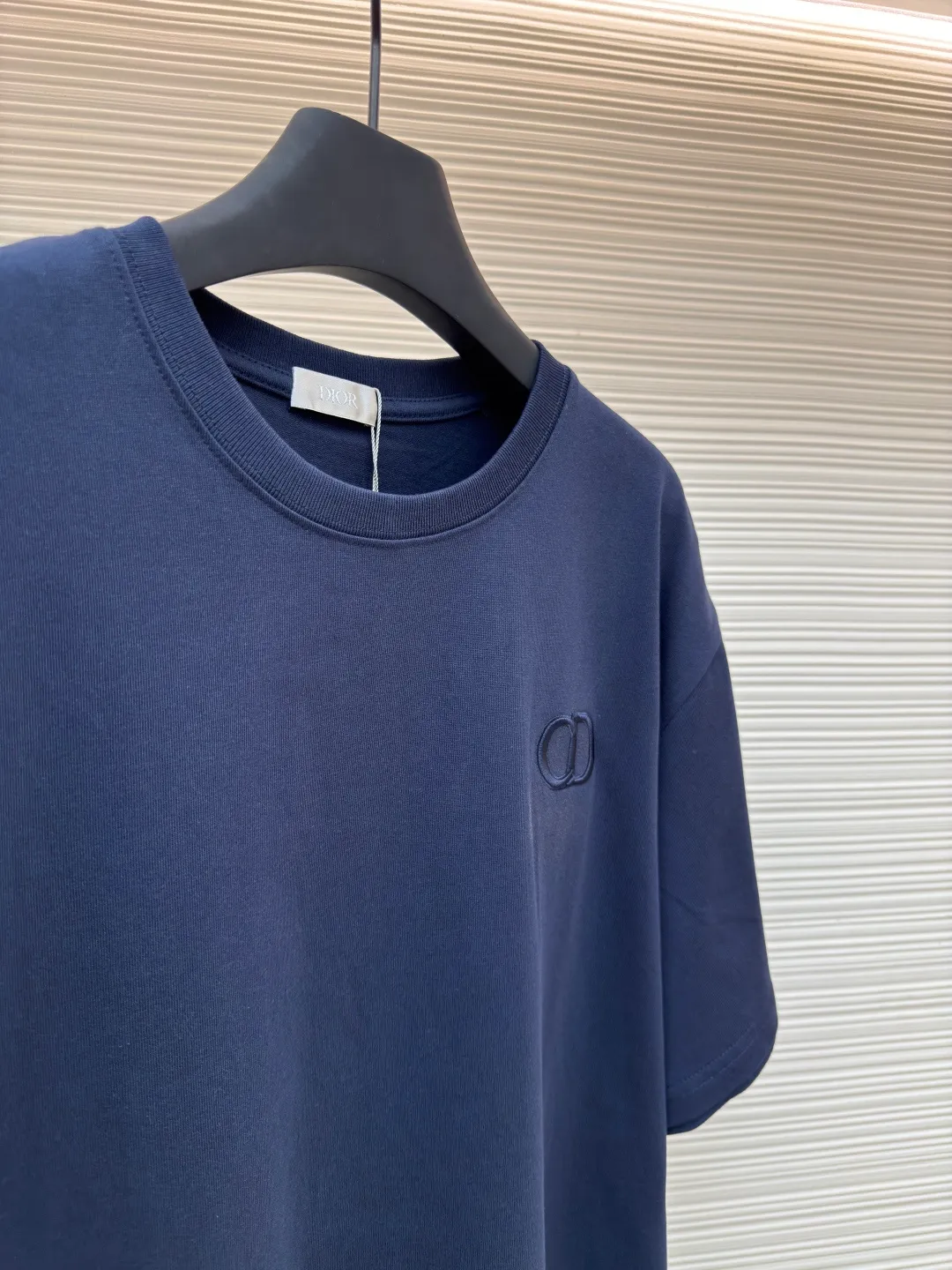DIOR CD letter embroidery round neck short sleeves ●Authentic product: Purchased and developed for 5800 ●Item number: 1680435-A00 ●Fabric: pure cotton fabric ●Technology: embroidery process ●Version: fitted version ●Weight: about 340 grams ●Size: XS-S-M-L ●Description: Color is custom-woven and dyed, "CD" design on the chest. A perfect fashionable and trendy item! The oversize version is very slimming and can be worn with a T-skirt or shorts. Who wouldn’t love it? The texture of the customized fabric is super versatile and can be worn in all seasons. The overall routing is straight and delicate, the fabric is comfortable and soft, and the color is consistent with no color difference. It can be matched with the same style to create a fashionable look and control various occasions. Customized accessories, complete with three labels, same style for men and women!
