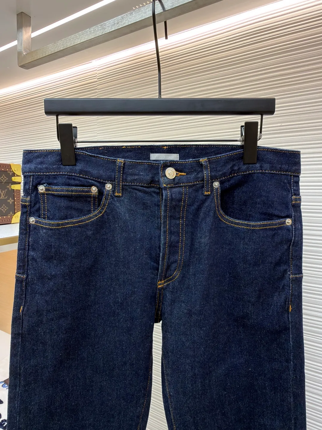 DIOR Dior Presbyopia printed jeans ●Original version: Purchased and developed by 7199 ●Item number: 1681351-B25 ●Fabric: denim fabric ●Technology: Printing ●Color: Navy blue ●Version: Fitted version ●Weight: about 725 grams ●Size: 30-31-32-33-34-36 ●Description: Lined presbyopia denim jacket with a retro and modern feel. The same color denim with light-color letter loop printing is recommended for men and women. It has a very upright version and the classic CD pattern on the inside is so beautiful. The overall wiring is straight and delicate, the fabric is comfortable and soft, and the color is consistent without color difference. It can be matched with the same style to create a fashionable look and control various occasions. Customized accessories, complete with three standards, same style for men and women!