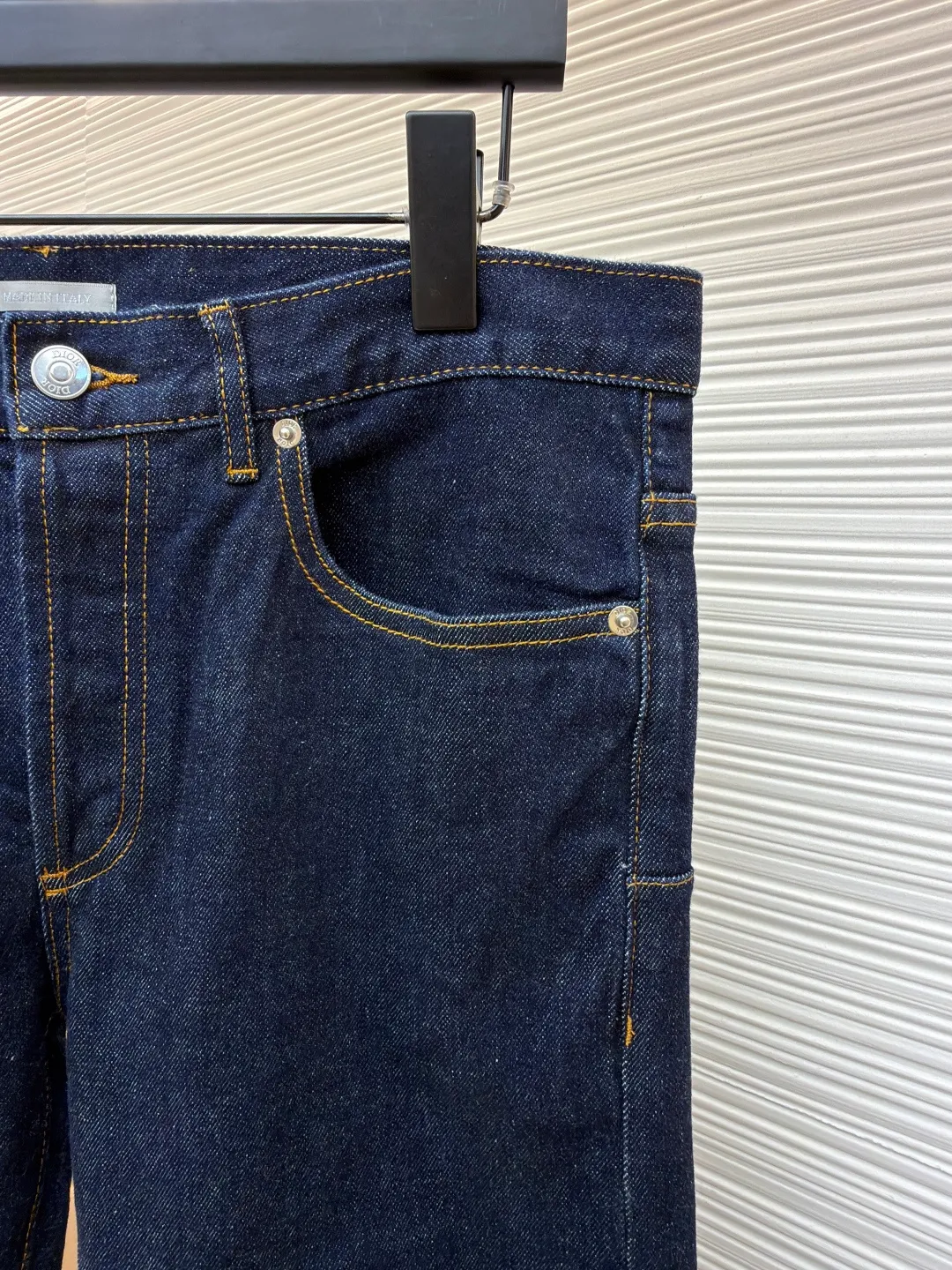 DIOR Dior Presbyopia printed jeans ●Original version: Purchased and developed by 7199 ●Item number: 1681351-B25 ●Fabric: denim fabric ●Technology: Printing ●Color: Navy blue ●Version: Fitted version ●Weight: about 725 grams ●Size: 30-31-32-33-34-36 ●Description: Lined presbyopia denim jacket with a retro and modern feel. The same color denim with light-color letter loop printing is recommended for men and women. It has a very upright version and the classic CD pattern on the inside is so beautiful. The overall wiring is straight and delicate, the fabric is comfortable and soft, and the color is consistent without color difference. It can be matched with the same style to create a fashionable look and control various occasions. Customized accessories, complete with three standards, same style for men and women!