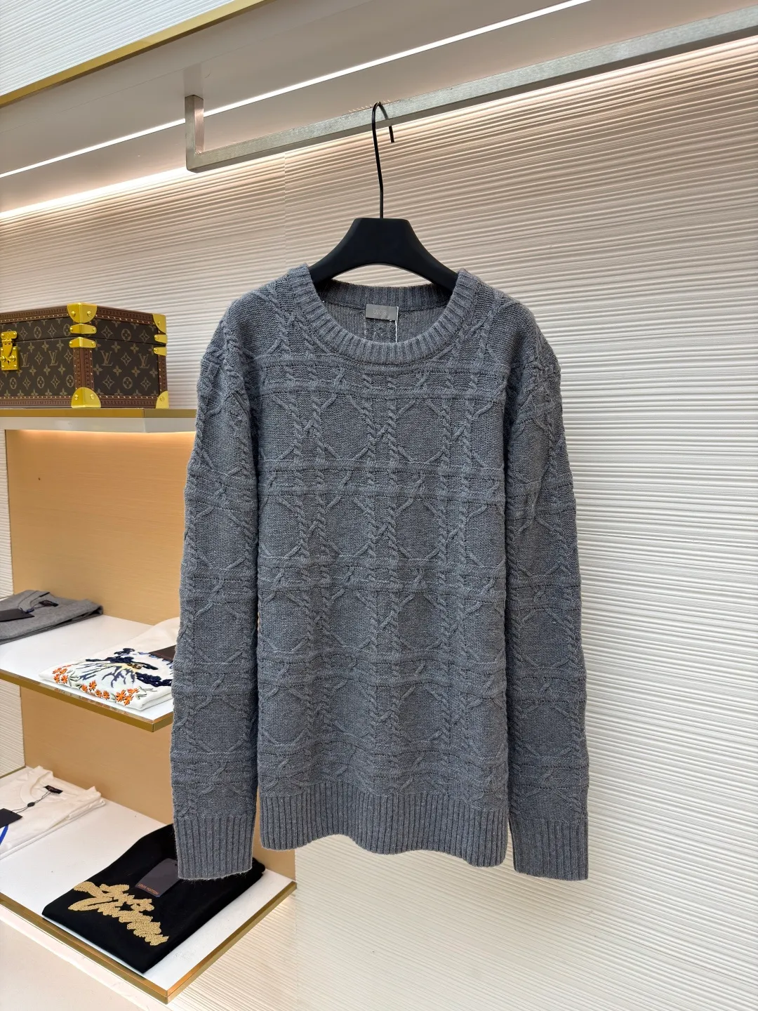 DIOR cashmere fabric cannage pattern sweater ●Original version: 22000 purchased and developed ●Item number: 1681447-B40 ●Fabric: wool blended fabric ●Technology: knitted ●Color: gray ●Version: fitted version ●Weight: about 610 grams ●Size: S-M-L-XL ●Description: This sweater is made of high-quality wool blended fabric and uses precision jacquard knitting technology to present the brand's iconic texture pattern, which is soft to the touch and has excellent warmth retention. The round neck structure is processed by overlocking technology, and the neckline fits the neck and is not easily deformed. The overall knitting process adopts high-density weaving method, the jacquard texture is three-dimensional and uniform, and the body is smooth without missing stitches. From fabric selection to detailed control of jacquard craftsmanship, every process reflects Dior's ultimate pursuit of craftsmanship precision and luxurious style. It not only retains the classic warmth of knitted sweaters, but also demonstrates the brand's high recognition through unique jacquard design. It is a fusion of knitting craftsmanship and high-end fashion design. The overall wiring is straight and delicate, the fabric is comfortable and soft, and the color is consistent without color difference. It can be matched with the same style to create a fashionable look and control various occasions. Customized accessories, complete with three standards, same style for men and women!