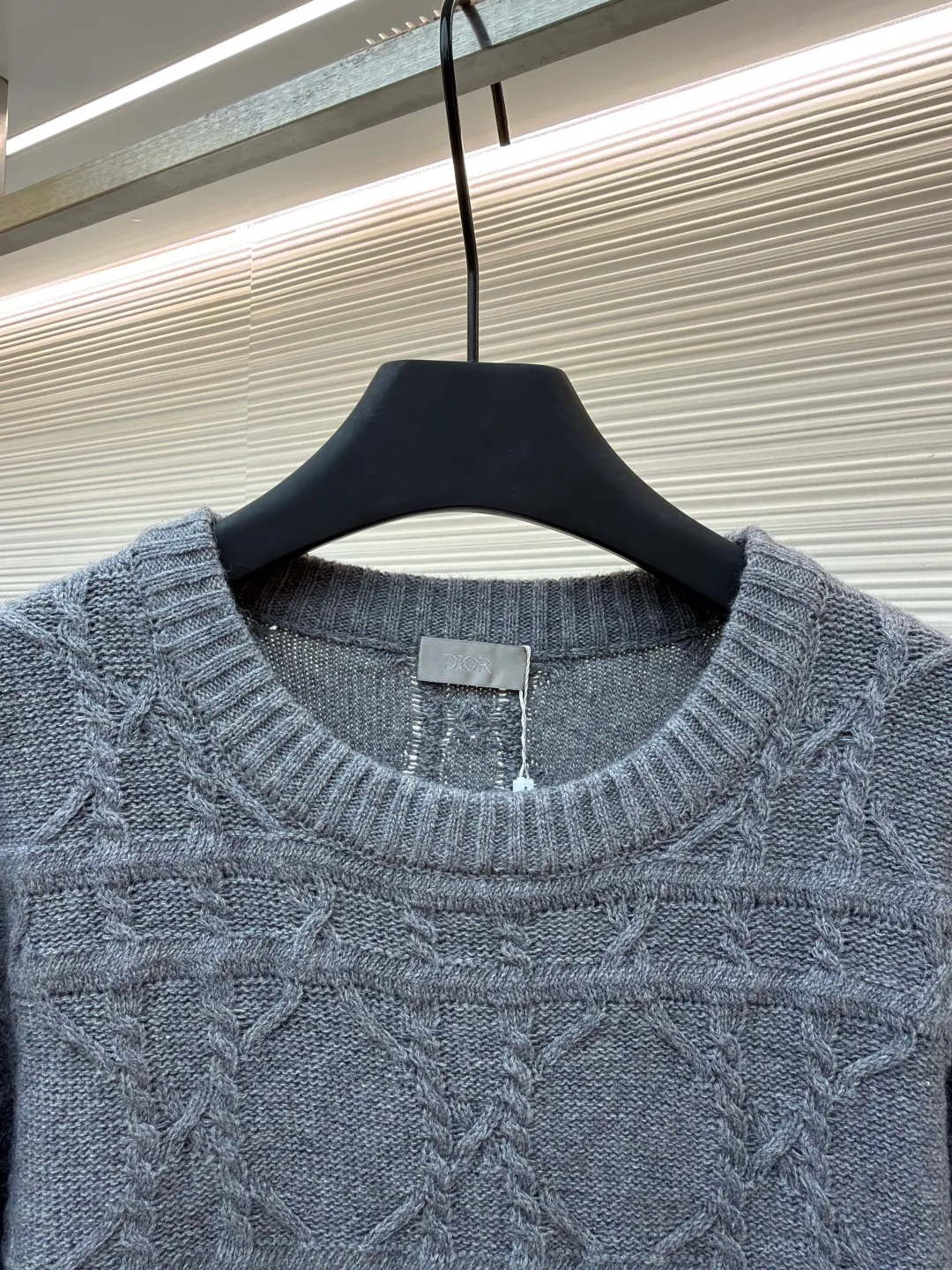 DIOR cashmere fabric cannage pattern sweater ●Original version: 22000 purchased and developed ●Item number: 1681447-B40 ●Fabric: wool blended fabric ●Technology: knitted ●Color: gray ●Version: fitted version ●Weight: about 610 grams ●Size: S-M-L-XL ●Description: This sweater is made of high-quality wool blended fabric and uses precision jacquard knitting technology to present the brand's iconic texture pattern, which is soft to the touch and has excellent warmth retention. The round neck structure is processed by overlocking technology, and the neckline fits the neck and is not easily deformed. The overall knitting process adopts high-density weaving method, the jacquard texture is three-dimensional and uniform, and the body is smooth without missing stitches. From fabric selection to detailed control of jacquard craftsmanship, every process reflects Dior's ultimate pursuit of craftsmanship precision and luxurious style. It not only retains the classic warmth of knitted sweaters, but also demonstrates the brand's high recognition through unique jacquard design. It is a fusion of knitting craftsmanship and high-end fashion design. The overall wiring is straight and delicate, the fabric is comfortable and soft, and the color is consistent without color difference. It can be matched with the same style to create a fashionable look and control various occasions. Customized accessories, complete with three standards, same style for men and women!