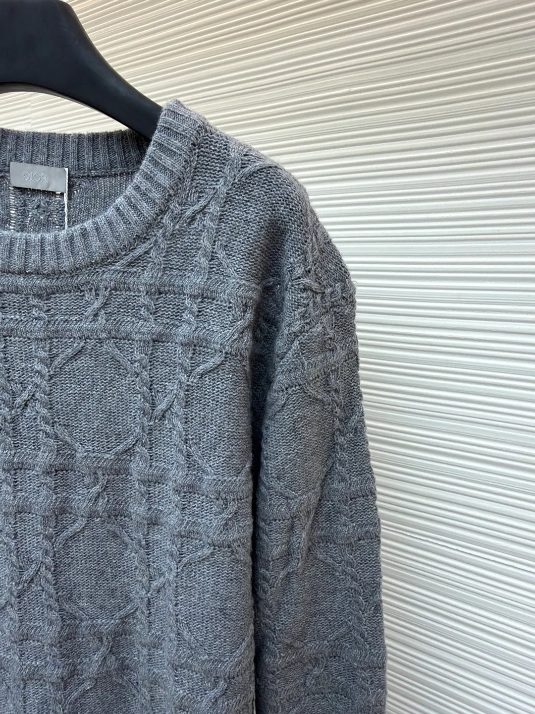 DIOR cashmere fabric cannage pattern sweater ●Original version: 22000 purchased and developed ●Item number: 1681447-B40 ●Fabric: wool blended fabric ●Technology: knitted ●Color: gray ●Version: fitted version ●Weight: about 610 grams ●Size: S-M-L-XL ●Description: This sweater is made of high-quality wool blended fabric and uses precision jacquard knitting technology to present the brand's iconic texture pattern, which is soft to the touch and has excellent warmth retention. The round neck structure is processed by overlocking technology, and the neckline fits the neck and is not easily deformed. The overall knitting process adopts high-density weaving method, the jacquard texture is three-dimensional and uniform, and the body is smooth without missing stitches. From fabric selection to detailed control of jacquard craftsmanship, every process reflects Dior's ultimate pursuit of craftsmanship precision and luxurious style. It not only retains the classic warmth of knitted sweaters, but also demonstrates the brand's high recognition through unique jacquard design. It is a fusion of knitting craftsmanship and high-end fashion design. The overall wiring is straight and delicate, the fabric is comfortable and soft, and the color is consistent without color difference. It can be matched with the same style to create a fashionable look and control various occasions. Customized accessories, complete with three standards, same style for men and women!