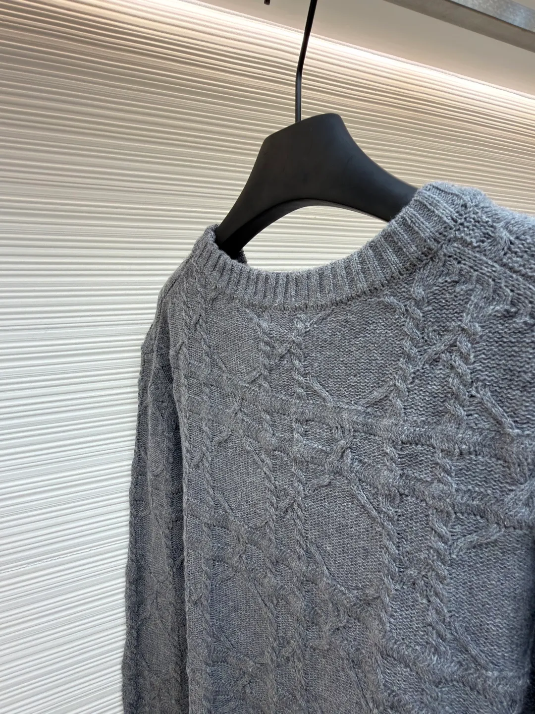 DIOR cashmere fabric cannage pattern sweater ●Original version: 22000 purchased and developed ●Item number: 1681447-B40 ●Fabric: wool blended fabric ●Technology: knitted ●Color: gray ●Version: fitted version ●Weight: about 610 grams ●Size: S-M-L-XL ●Description: This sweater is made of high-quality wool blended fabric and uses precision jacquard knitting technology to present the brand's iconic texture pattern, which is soft to the touch and has excellent warmth retention. The round neck structure is processed by overlocking technology, and the neckline fits the neck and is not easily deformed. The overall knitting process adopts high-density weaving method, the jacquard texture is three-dimensional and uniform, and the body is smooth without missing stitches. From fabric selection to detailed control of jacquard craftsmanship, every process reflects Dior's ultimate pursuit of craftsmanship precision and luxurious style. It not only retains the classic warmth of knitted sweaters, but also demonstrates the brand's high recognition through unique jacquard design. It is a fusion of knitting craftsmanship and high-end fashion design. The overall wiring is straight and delicate, the fabric is comfortable and soft, and the color is consistent without color difference. It can be matched with the same style to create a fashionable look and control various occasions. Customized accessories, complete with three standards, same style for men and women!