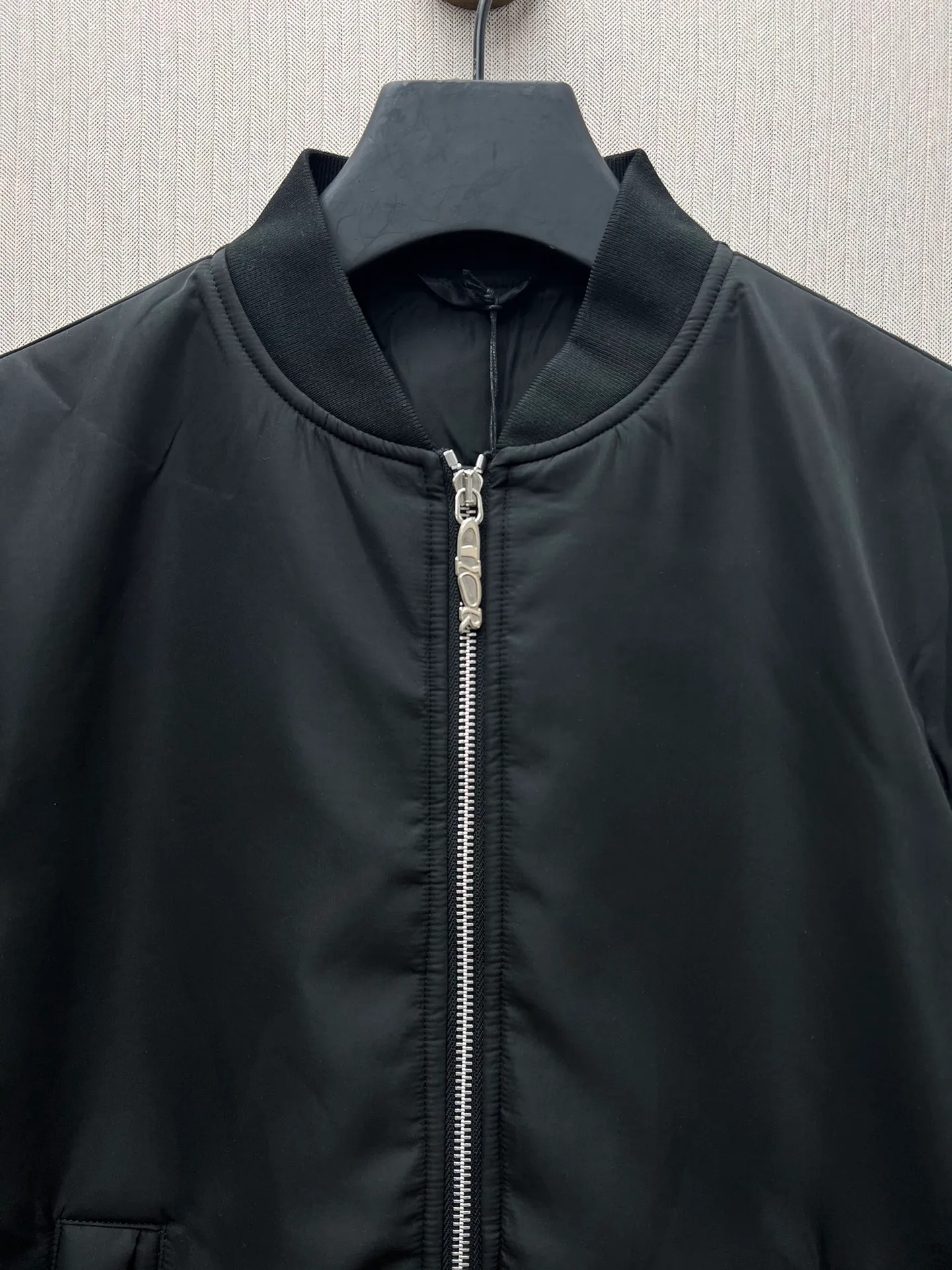 🅿️690 Dior 25ss new DIOR AND LEWIS HAMILTON short jacket is carefully made of black technical fabrics. The sleeves are decorated with joint series logos, reinterpreting the Dior logo in a graphic style. Wear it with pants or jeans for a comfortable and stylish look. Size: S.M.L.