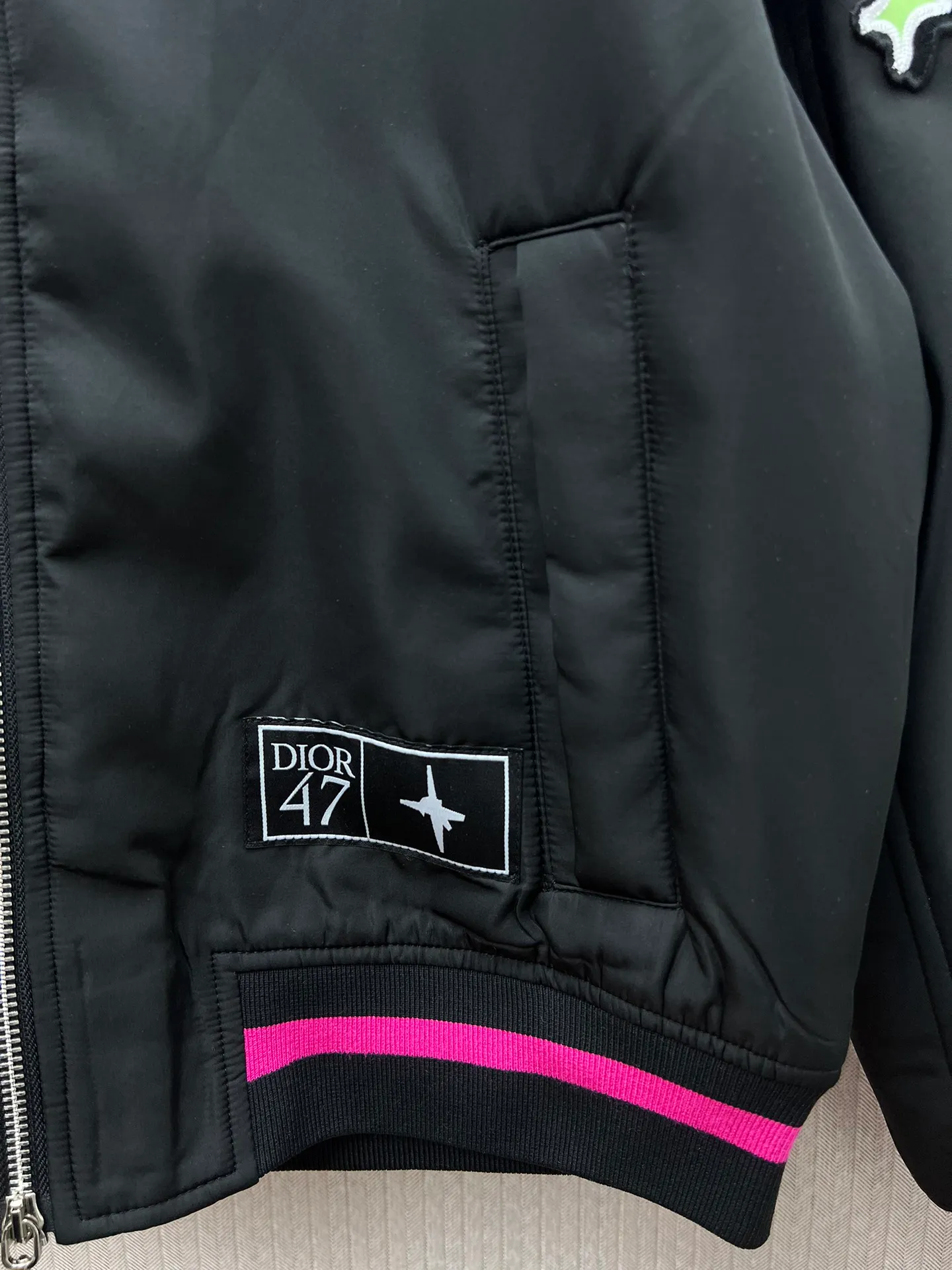 🅿️690 Dior 25ss new DIOR AND LEWIS HAMILTON short jacket is carefully made of black technical fabrics. The sleeves are decorated with joint series logos, reinterpreting the Dior logo in a graphic style. Wear it with pants or jeans for a comfortable and stylish look. Size: S.M.L.