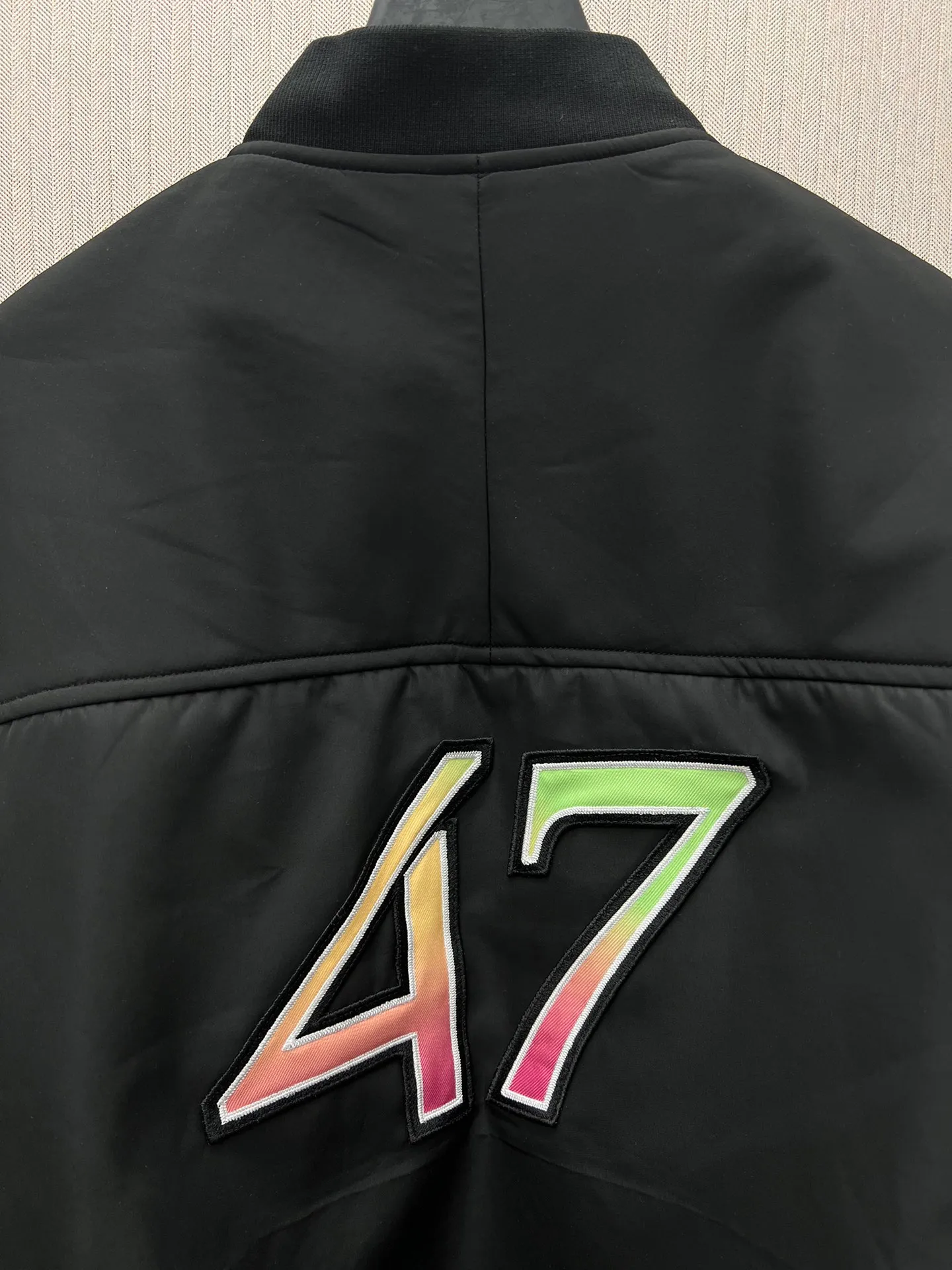 🅿️690 Dior 25ss new DIOR AND LEWIS HAMILTON short jacket is carefully made of black technical fabrics. The sleeves are decorated with joint series logos, reinterpreting the Dior logo in a graphic style. Wear it with pants or jeans for a comfortable and stylish look. Size: S.M.L.