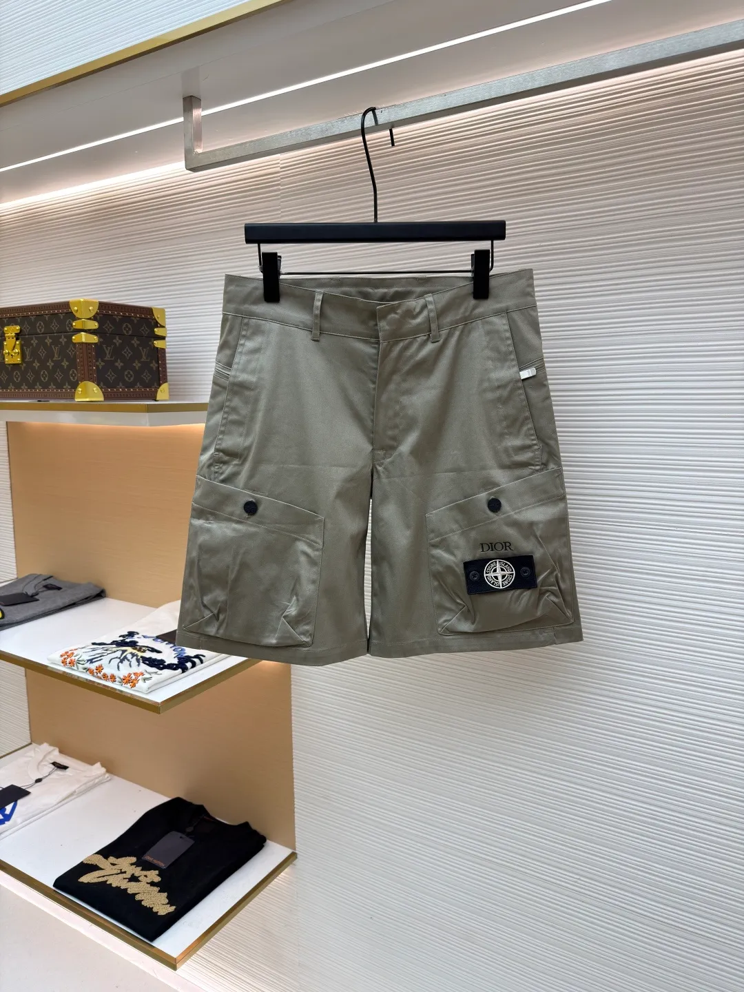 Dior Stone Island co-branded shorts ●Original version: purchased and developed for 21000 ●Item number: 1681492-B70 ●Fabric: cotton high-density twill satin fabric ●Technology: made by rubber coating ●Color: light khaki ●Version: fitted version ●Weight: about 390 grams ●Size: 44-46-48-50 ●Description: The fabric is made of [60s cotton high-density twill satin fabric], [5A grade long-staple cotton yarn], [warp and weft density 200*120], purchased Y version and printed AB color to confirm the dye formula, [custom-dyed bulk fabric color], using [2C thickness TPU hot melt adhesive film], round shaft [glue coating process], high count [ Satin fabric] plus [adhesive film to keep the fabric] 3D three-dimensional, [cool coating] can absorb moisture and perspire, [mold customization with logo rotating puller], [5# platinum corn teeth closed tail zipper], [mould customization silicone cylindrical buckle], the bag is made of [domestic high-speed machine embroidered small logo letters + grid flat embroidered seal]. The overall wiring is straight and delicate, the fabric is comfortable and soft, and the color is consistent without color difference. It can be matched with the same style to create a fashionable look and control various occasions. Customized accessories, complete with three standards, same style for men and women!