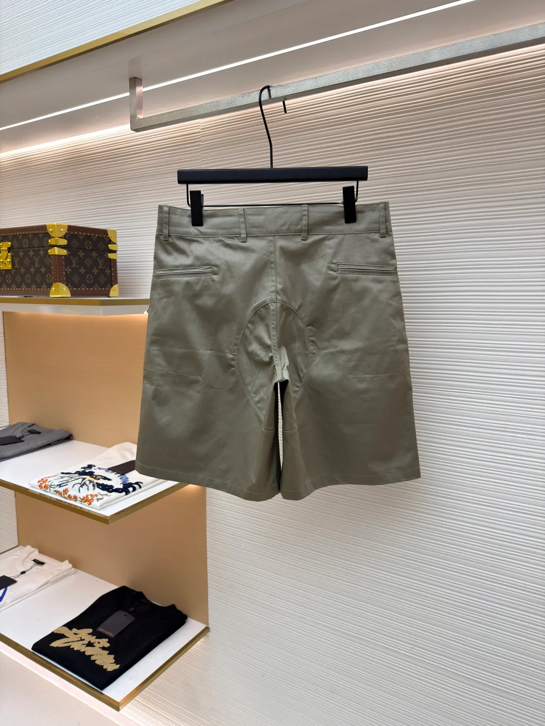 Dior Stone Island co-branded shorts ●Original version: purchased and developed for 21000 ●Item number: 1681492-B70 ●Fabric: cotton high-density twill satin fabric ●Technology: made by rubber coating ●Color: light khaki ●Version: fitted version ●Weight: about 390 grams ●Size: 44-46-48-50 ●Description: The fabric is made of [60s cotton high-density twill satin fabric], [5A grade long-staple cotton yarn], [warp and weft density 200*120], purchased Y version and printed AB color to confirm the dye formula, [custom-dyed bulk fabric color], using [2C thickness TPU hot melt adhesive film], round shaft [glue coating process], high count [ Satin fabric] plus [adhesive film to keep the fabric] 3D three-dimensional, [cool coating] can absorb moisture and perspire, [mold customization with logo rotating puller], [5# platinum corn teeth closed tail zipper], [mould customization silicone cylindrical buckle], the bag is made of [domestic high-speed machine embroidered small logo letters + grid flat embroidered seal]. The overall wiring is straight and delicate, the fabric is comfortable and soft, and the color is consistent without color difference. It can be matched with the same style to create a fashionable look and control various occasions. Customized accessories, complete with three standards, same style for men and women!