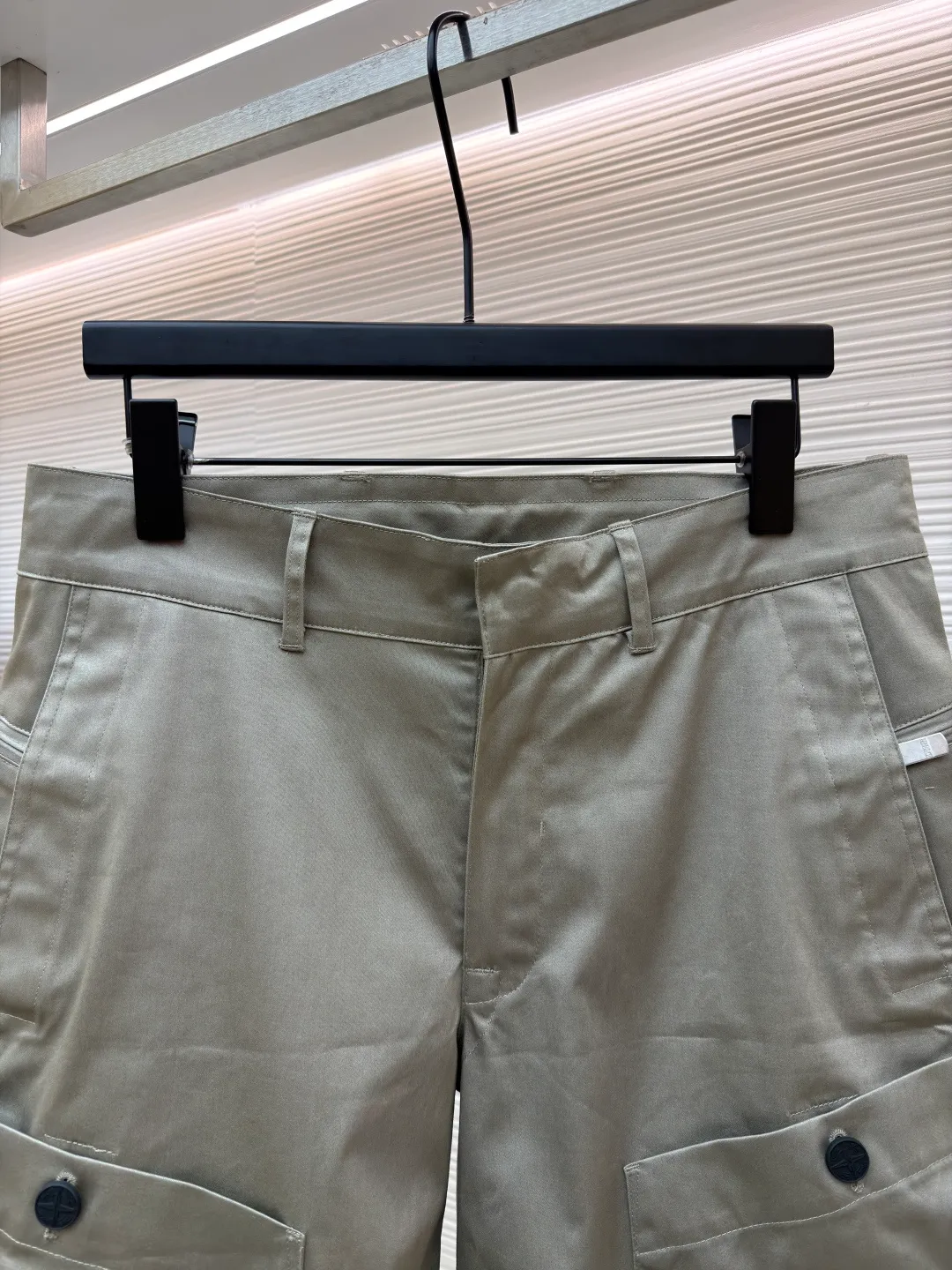 Dior Stone Island co-branded shorts ●Original version: purchased and developed for 21000 ●Item number: 1681492-B70 ●Fabric: cotton high-density twill satin fabric ●Technology: made by rubber coating ●Color: light khaki ●Version: fitted version ●Weight: about 390 grams ●Size: 44-46-48-50 ●Description: The fabric is made of [60s cotton high-density twill satin fabric], [5A grade long-staple cotton yarn], [warp and weft density 200*120], purchased Y version and printed AB color to confirm the dye formula, [custom-dyed bulk fabric color], using [2C thickness TPU hot melt adhesive film], round shaft [glue coating process], high count [ Satin fabric] plus [adhesive film to keep the fabric] 3D three-dimensional, [cool coating] can absorb moisture and perspire, [mold customization with logo rotating puller], [5# platinum corn teeth closed tail zipper], [mould customization silicone cylindrical buckle], the bag is made of [domestic high-speed machine embroidered small logo letters + grid flat embroidered seal]. The overall wiring is straight and delicate, the fabric is comfortable and soft, and the color is consistent without color difference. It can be matched with the same style to create a fashionable look and control various occasions. Customized accessories, complete with three standards, same style for men and women!