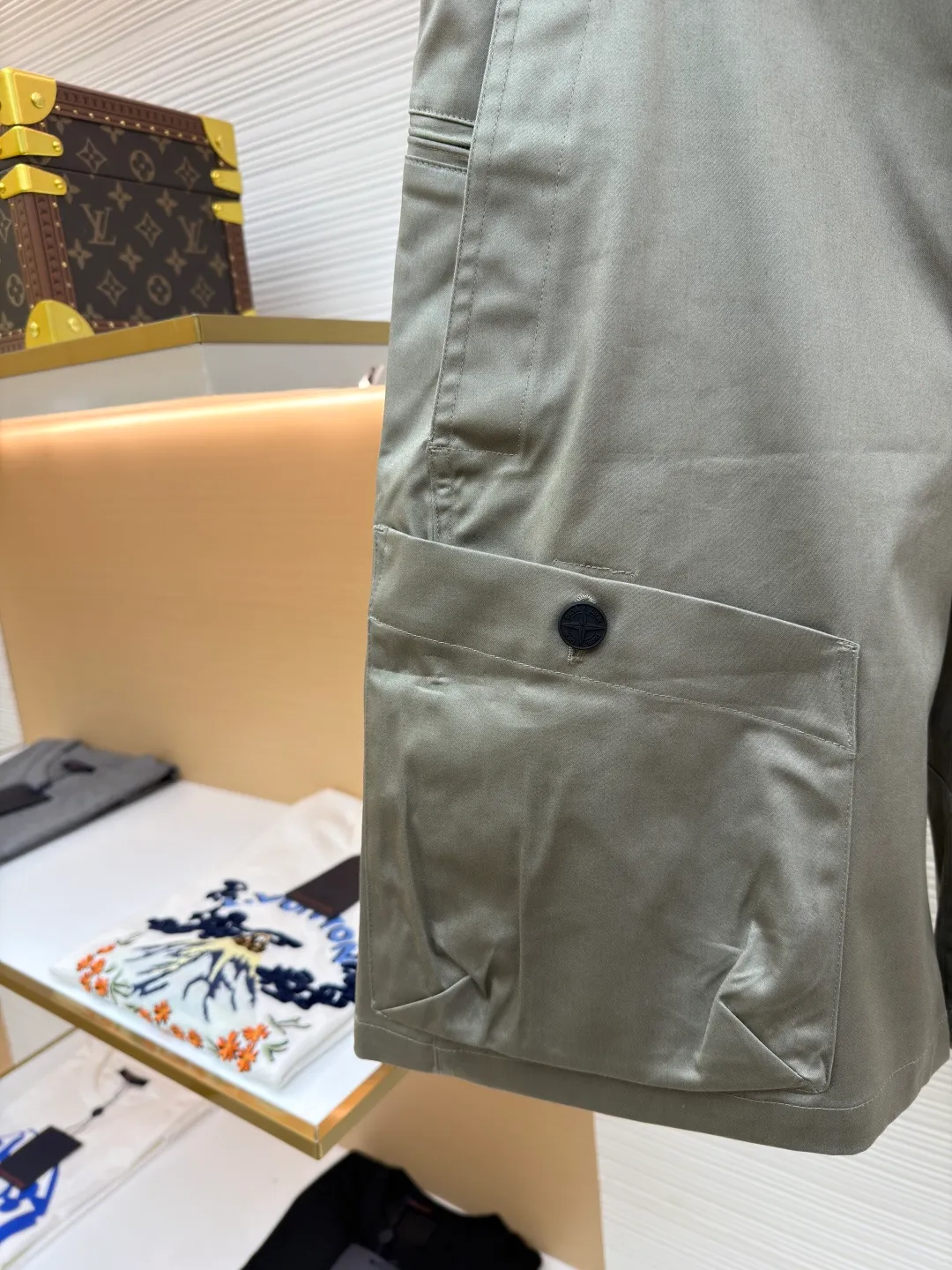 Dior Stone Island co-branded shorts ●Original version: purchased and developed for 21000 ●Item number: 1681492-B70 ●Fabric: cotton high-density twill satin fabric ●Technology: made by rubber coating ●Color: light khaki ●Version: fitted version ●Weight: about 390 grams ●Size: 44-46-48-50 ●Description: The fabric is made of [60s cotton high-density twill satin fabric], [5A grade long-staple cotton yarn], [warp and weft density 200*120], purchased Y version and printed AB color to confirm the dye formula, [custom-dyed bulk fabric color], using [2C thickness TPU hot melt adhesive film], round shaft [glue coating process], high count [ Satin fabric] plus [adhesive film to keep the fabric] 3D three-dimensional, [cool coating] can absorb moisture and perspire, [mold customization with logo rotating puller], [5# platinum corn teeth closed tail zipper], [mould customization silicone cylindrical buckle], the bag is made of [domestic high-speed machine embroidered small logo letters + grid flat embroidered seal]. The overall wiring is straight and delicate, the fabric is comfortable and soft, and the color is consistent without color difference. It can be matched with the same style to create a fashionable look and control various occasions. Customized accessories, complete with three standards, same style for men and women!