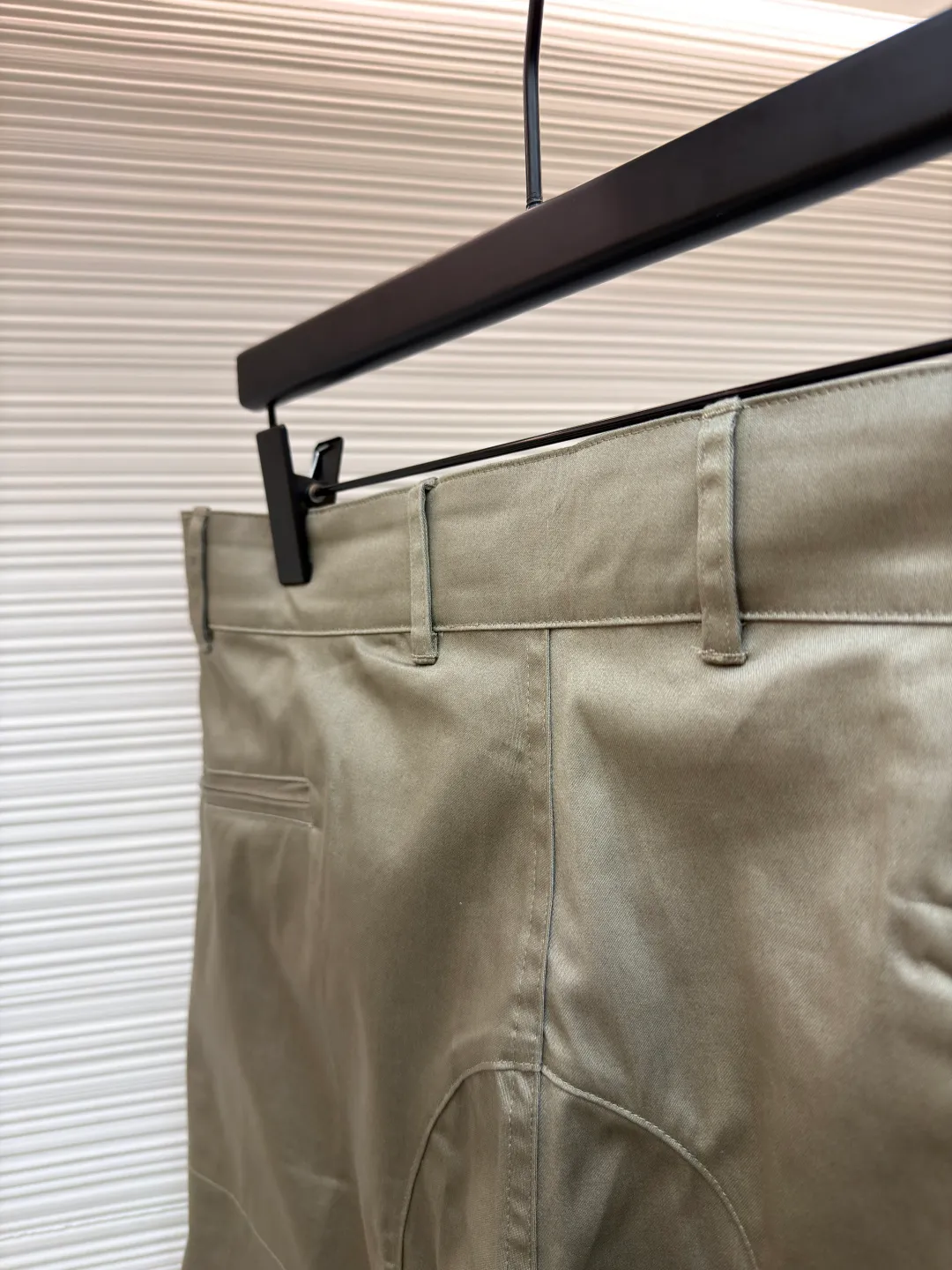 Dior Stone Island co-branded shorts ●Original version: purchased and developed for 21000 ●Item number: 1681492-B70 ●Fabric: cotton high-density twill satin fabric ●Technology: made by rubber coating ●Color: light khaki ●Version: fitted version ●Weight: about 390 grams ●Size: 44-46-48-50 ●Description: The fabric is made of [60s cotton high-density twill satin fabric], [5A grade long-staple cotton yarn], [warp and weft density 200*120], purchased Y version and printed AB color to confirm the dye formula, [custom-dyed bulk fabric color], using [2C thickness TPU hot melt adhesive film], round shaft [glue coating process], high count [ Satin fabric] plus [adhesive film to keep the fabric] 3D three-dimensional, [cool coating] can absorb moisture and perspire, [mold customization with logo rotating puller], [5# platinum corn teeth closed tail zipper], [mould customization silicone cylindrical buckle], the bag is made of [domestic high-speed machine embroidered small logo letters + grid flat embroidered seal]. The overall wiring is straight and delicate, the fabric is comfortable and soft, and the color is consistent without color difference. It can be matched with the same style to create a fashionable look and control various occasions. Customized accessories, complete with three standards, same style for men and women!