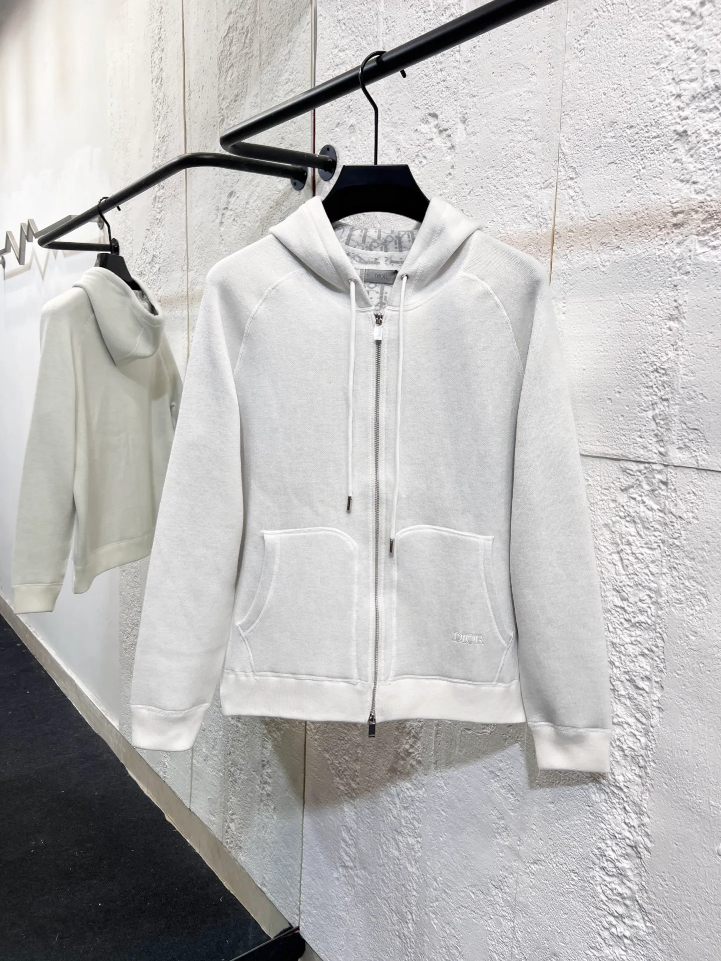 🅿️570 Style number: T67 Dio* presbyopic logo double-sided wool zipper cardigan. It feels great. The king of autumn and winter atmosphere. Same style for men and women‼ ️ As a former foundry, this is the area we are best at. The quality directly hits the market with version 1k and above‼ ️Things that are properly on the counter, come to those who know the stuff❗️ YB imported yarn 9% cashmere, 91% cotton, completely matched to the standard, double-sided craftsmanship takes a long time, neat and neat routing visible to the naked eye ~ It looks great when worn on the front and back, and there is no fault at all. Buying one piece is equivalent to owning two pieces. As a classic style, it will never go out of style. The entire fabric uses jacquard technology on the inside and can be worn on both sides. Double-sided jacquard fabric of imported wool yarn with reverse letter jacquard texture. One side is solid color. The upper body has a low-key connotation. The other side is decorated with Dio's classic presbyopic all-over print. It is full of luxury. Two weaves in one. It is extremely difficult. Domestic machines cannot make it at all. SIZE #1 2 3