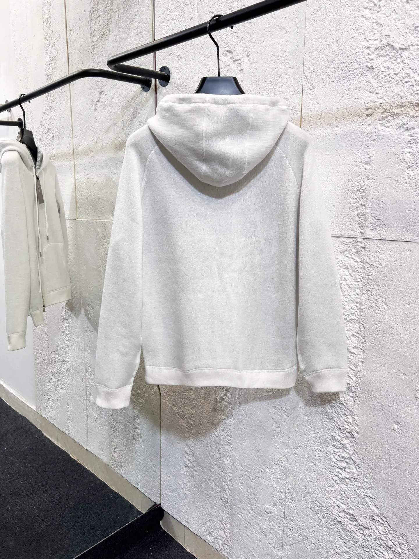 🅿️570 Style number: T67 Dio* presbyopic logo double-sided wool zipper cardigan. It feels great. The king of autumn and winter atmosphere. Same style for men and women‼ ️ As a former foundry, this is the area we are best at. The quality directly hits the market with version 1k and above‼ ️Things that are properly on the counter, come to those who know the stuff❗️ YB imported yarn 9% cashmere, 91% cotton, completely matched to the standard, double-sided craftsmanship takes a long time, neat and neat routing visible to the naked eye ~ It looks great when worn on the front and back, and there is no fault at all. Buying one piece is equivalent to owning two pieces. As a classic style, it will never go out of style. The entire fabric uses jacquard technology on the inside and can be worn on both sides. Double-sided jacquard fabric of imported wool yarn with reverse letter jacquard texture. One side is solid color. The upper body has a low-key connotation. The other side is decorated with Dio's classic presbyopic all-over print. It is full of luxury. Two weaves in one. It is extremely difficult. Domestic machines cannot make it at all. SIZE #1 2 3