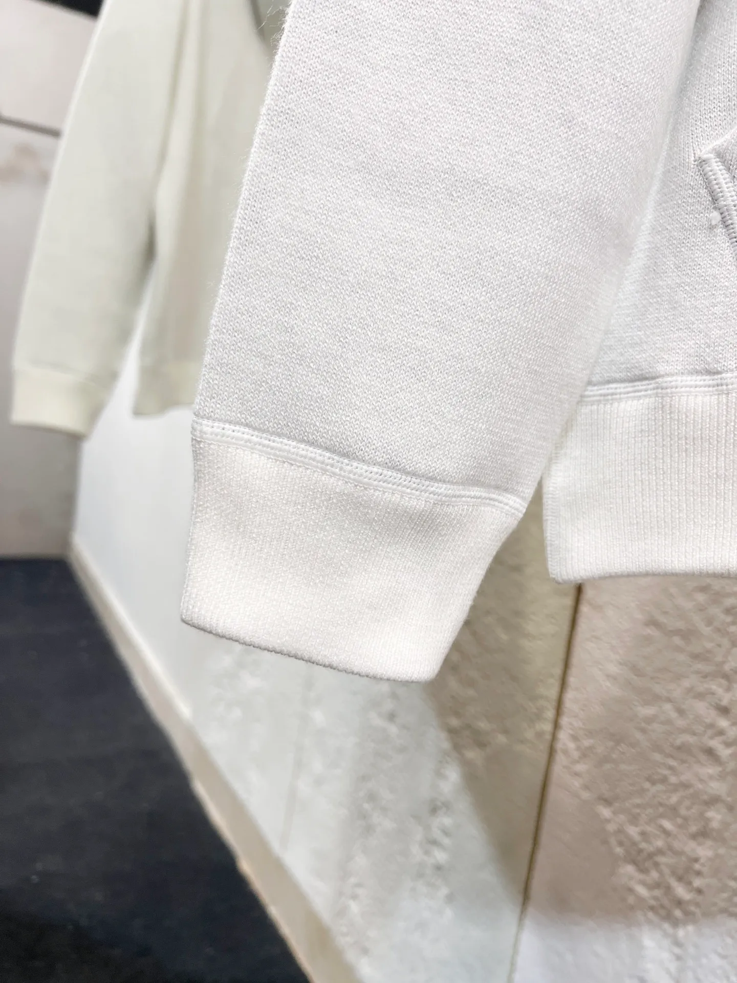 🅿️570 Style number: T67 Dio* presbyopic logo double-sided wool zipper cardigan. It feels great. The king of autumn and winter atmosphere. Same style for men and women‼ ️ As a former foundry, this is the area we are best at. The quality directly hits the market with version 1k and above‼ ️Things that are properly on the counter, come to those who know the stuff❗️ YB imported yarn 9% cashmere, 91% cotton, completely matched to the standard, double-sided craftsmanship takes a long time, neat and neat routing visible to the naked eye ~ It looks great when worn on the front and back, and there is no fault at all. Buying one piece is equivalent to owning two pieces. As a classic style, it will never go out of style. The entire fabric uses jacquard technology on the inside and can be worn on both sides. Double-sided jacquard fabric of imported wool yarn with reverse letter jacquard texture. One side is solid color. The upper body has a low-key connotation. The other side is decorated with Dio's classic presbyopic all-over print. It is full of luxury. Two weaves in one. It is extremely difficult. Domestic machines cannot make it at all. SIZE #1 2 3