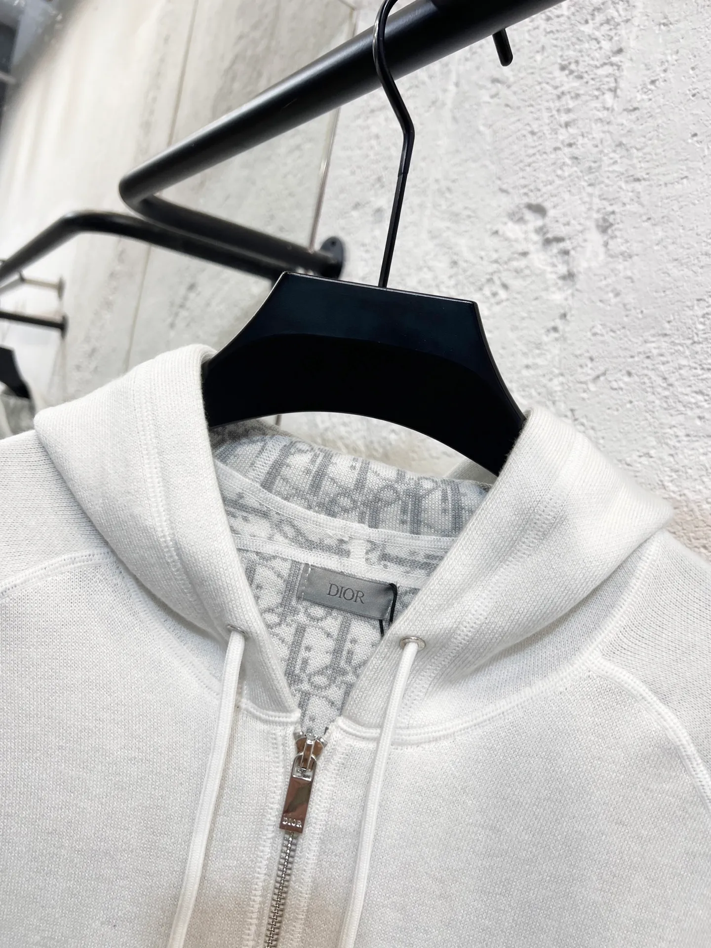 🅿️570 Style number: T67 Dio* presbyopic logo double-sided wool zipper cardigan. It feels great. The king of autumn and winter atmosphere. Same style for men and women‼ ️ As a former foundry, this is the area we are best at. The quality directly hits the market with version 1k and above‼ ️Things that are properly on the counter, come to those who know the stuff❗️ YB imported yarn 9% cashmere, 91% cotton, completely matched to the standard, double-sided craftsmanship takes a long time, neat and neat routing visible to the naked eye ~ It looks great when worn on the front and back, and there is no fault at all. Buying one piece is equivalent to owning two pieces. As a classic style, it will never go out of style. The entire fabric uses jacquard technology on the inside and can be worn on both sides. Double-sided jacquard fabric of imported wool yarn with reverse letter jacquard texture. One side is solid color. The upper body has a low-key connotation. The other side is decorated with Dio's classic presbyopic all-over print. It is full of luxury. Two weaves in one. It is extremely difficult. Domestic machines cannot make it at all. SIZE #1 2 3