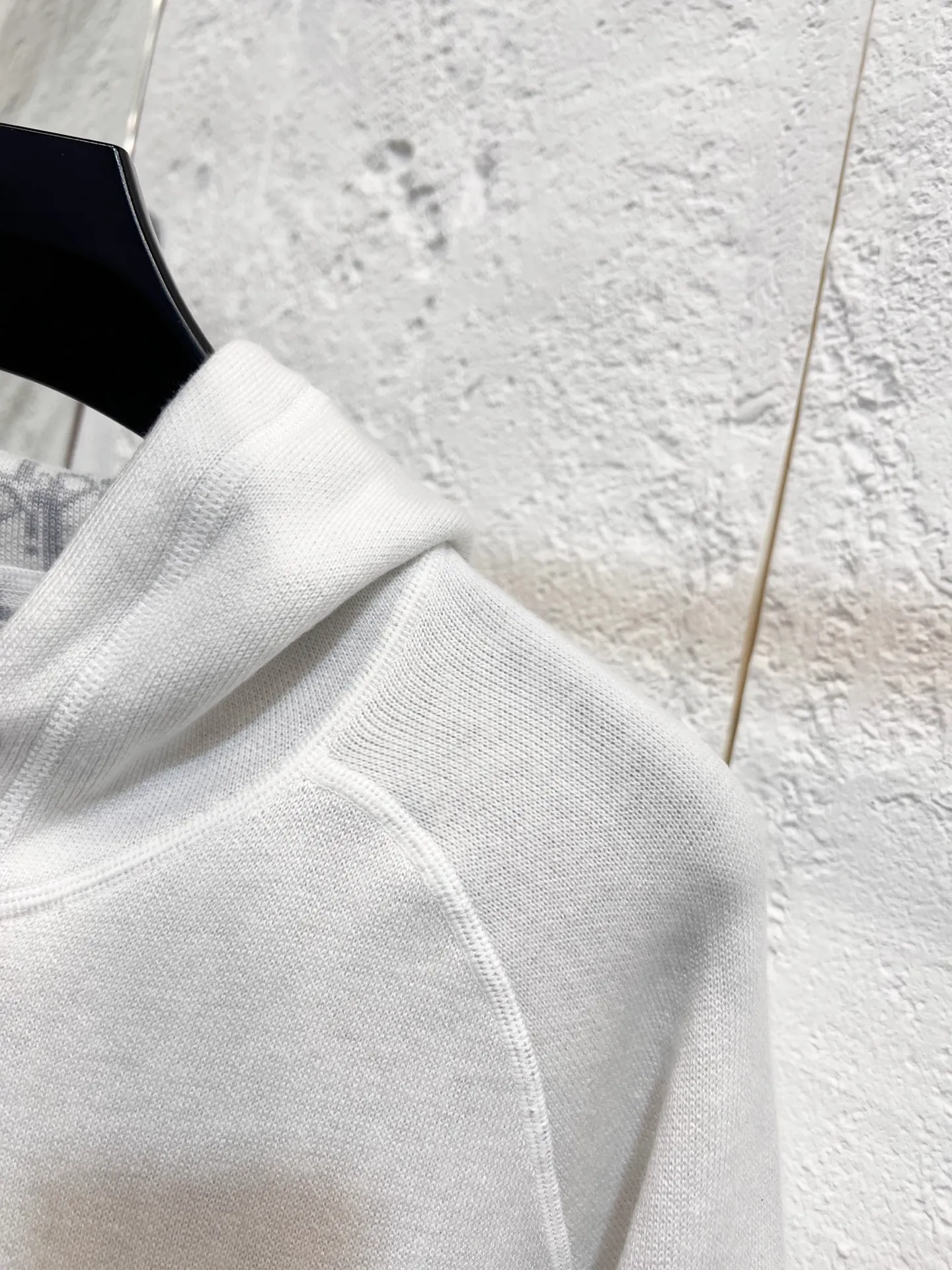 🅿️570 Style number: T67 Dio* presbyopic logo double-sided wool zipper cardigan. It feels great. The king of autumn and winter atmosphere. Same style for men and women‼ ️ As a former foundry, this is the area we are best at. The quality directly hits the market with version 1k and above‼ ️Things that are properly on the counter, come to those who know the stuff❗️ YB imported yarn 9% cashmere, 91% cotton, completely matched to the standard, double-sided craftsmanship takes a long time, neat and neat routing visible to the naked eye ~ It looks great when worn on the front and back, and there is no fault at all. Buying one piece is equivalent to owning two pieces. As a classic style, it will never go out of style. The entire fabric uses jacquard technology on the inside and can be worn on both sides. Double-sided jacquard fabric of imported wool yarn with reverse letter jacquard texture. One side is solid color. The upper body has a low-key connotation. The other side is decorated with Dio's classic presbyopic all-over print. It is full of luxury. Two weaves in one. It is extremely difficult. Domestic machines cannot make it at all. SIZE #1 2 3