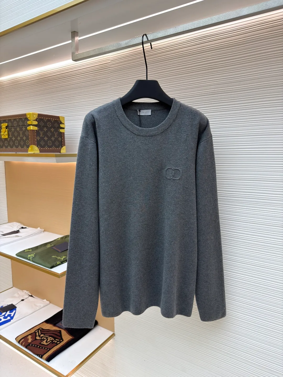 Dior CD letter crew neck sweater ●Original version: purchased and developed for 11500 ●Item number: 1680972-A85 ●Fabric: wool blended fabric ●Technology: knitting ●Version: fitted version ●Weight: about 565 grams ●Size: XS-S-M-L ●Description: The wool material is made of 48 counts of ultra-fine 50% wool and 50% cotton blended yarn. It uses an imported 14-gauge wool loom to double-sided three-dimensional weaving. A single piece takes 270 minutes per piece. The letters on the chest are molded and made with silicone three-dimensional relief embossing technology. Three-label washing is made to order. The overall wiring is straight and delicate, the fabric is comfortable and soft, and the color is consistent without color difference. It can be matched with the same style to create a fashionable look and control various occasions. Customized accessories, complete with three standards, same style for men and women!
