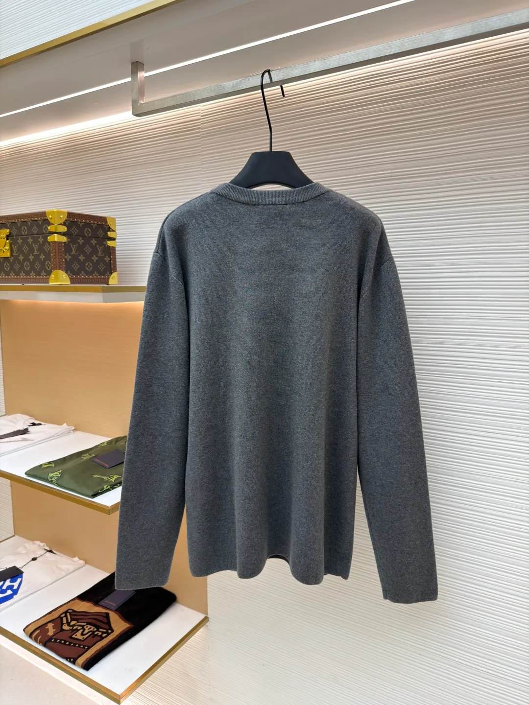 Dior CD letter crew neck sweater ●Original version: purchased and developed for 11500 ●Item number: 1680972-A85 ●Fabric: wool blended fabric ●Technology: knitting ●Version: fitted version ●Weight: about 565 grams ●Size: XS-S-M-L ●Description: The wool material is made of 48 counts of ultra-fine 50% wool and 50% cotton blended yarn. It uses an imported 14-gauge wool loom to double-sided three-dimensional weaving. A single piece takes 270 minutes per piece. The letters on the chest are molded and made with silicone three-dimensional relief embossing technology. Three-label washing is made to order. The overall wiring is straight and delicate, the fabric is comfortable and soft, and the color is consistent without color difference. It can be matched with the same style to create a fashionable look and control various occasions. Customized accessories, complete with three standards, same style for men and women!
