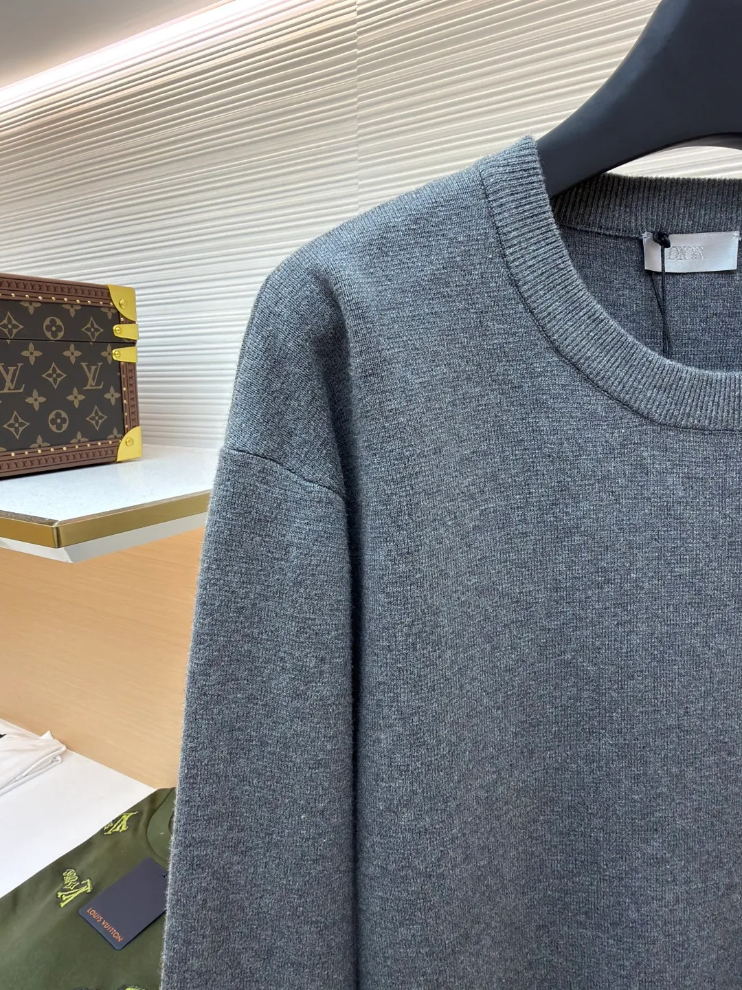 Dior CD letter crew neck sweater ●Original version: purchased and developed for 11500 ●Item number: 1680972-A85 ●Fabric: wool blended fabric ●Technology: knitting ●Version: fitted version ●Weight: about 565 grams ●Size: XS-S-M-L ●Description: The wool material is made of 48 counts of ultra-fine 50% wool and 50% cotton blended yarn. It uses an imported 14-gauge wool loom to double-sided three-dimensional weaving. A single piece takes 270 minutes per piece. The letters on the chest are molded and made with silicone three-dimensional relief embossing technology. Three-label washing is made to order. The overall wiring is straight and delicate, the fabric is comfortable and soft, and the color is consistent without color difference. It can be matched with the same style to create a fashionable look and control various occasions. Customized accessories, complete with three standards, same style for men and women!