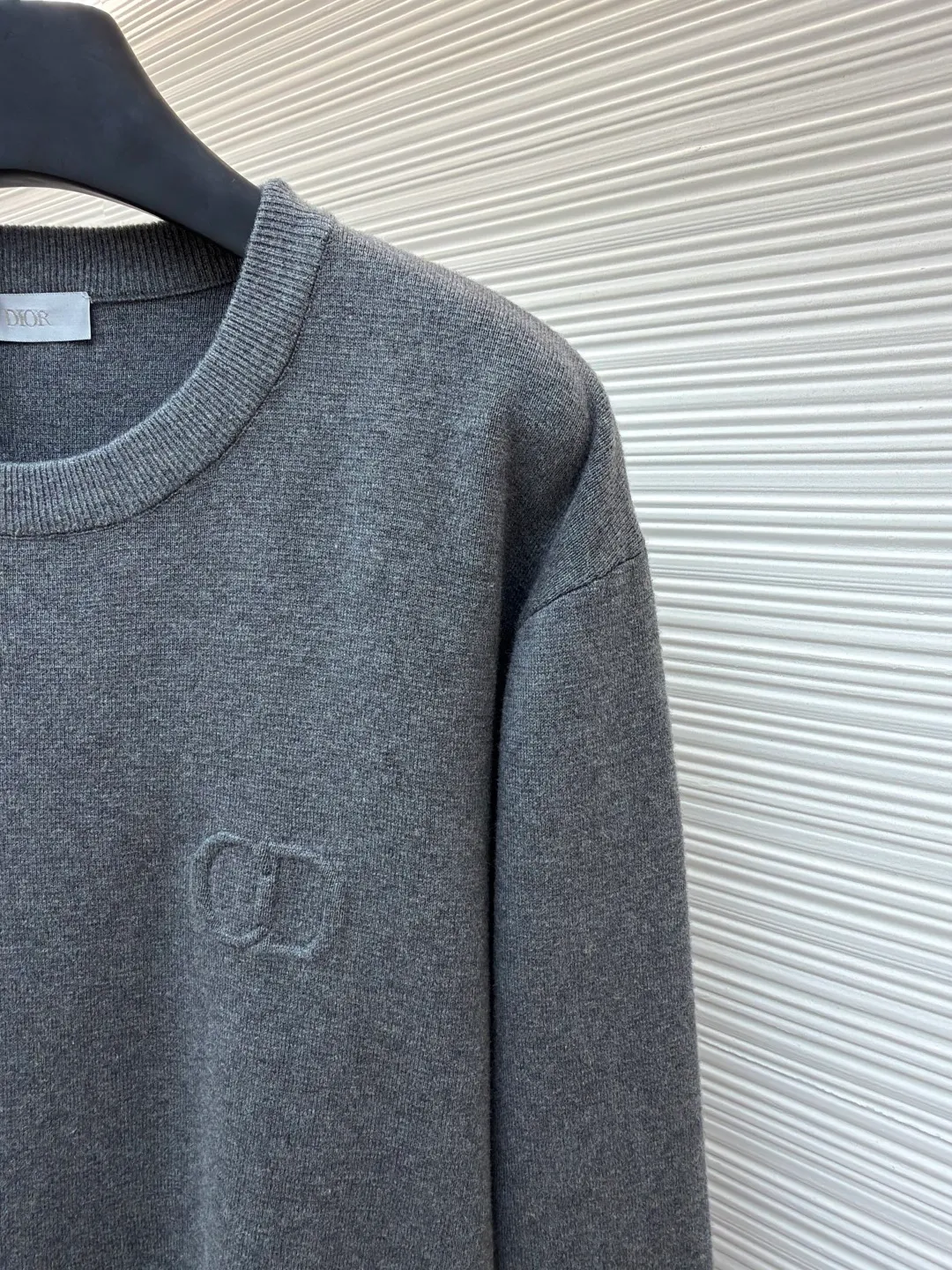 Dior CD letter crew neck sweater ●Original version: purchased and developed for 11500 ●Item number: 1680972-A85 ●Fabric: wool blended fabric ●Technology: knitting ●Version: fitted version ●Weight: about 565 grams ●Size: XS-S-M-L ●Description: The wool material is made of 48 counts of ultra-fine 50% wool and 50% cotton blended yarn. It uses an imported 14-gauge wool loom to double-sided three-dimensional weaving. A single piece takes 270 minutes per piece. The letters on the chest are molded and made with silicone three-dimensional relief embossing technology. Three-label washing is made to order. The overall wiring is straight and delicate, the fabric is comfortable and soft, and the color is consistent without color difference. It can be matched with the same style to create a fashionable look and control various occasions. Customized accessories, complete with three standards, same style for men and women!
