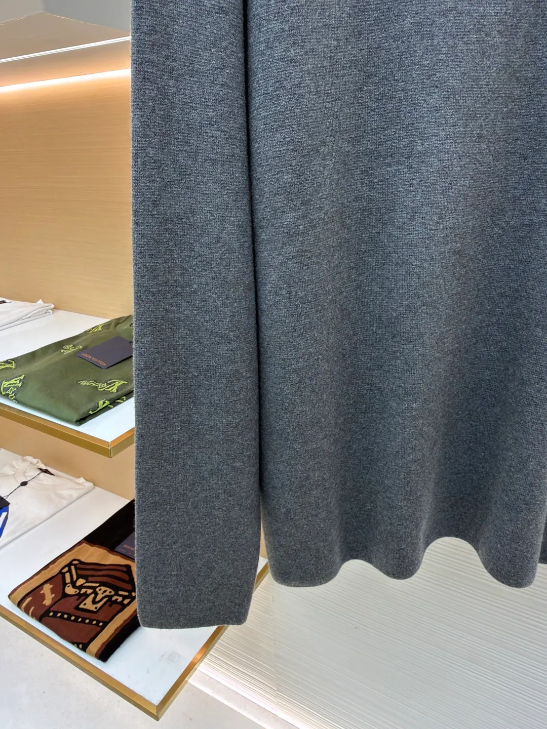 Dior CD letter crew neck sweater ●Original version: purchased and developed for 11500 ●Item number: 1680972-A85 ●Fabric: wool blended fabric ●Technology: knitting ●Version: fitted version ●Weight: about 565 grams ●Size: XS-S-M-L ●Description: The wool material is made of 48 counts of ultra-fine 50% wool and 50% cotton blended yarn. It uses an imported 14-gauge wool loom to double-sided three-dimensional weaving. A single piece takes 270 minutes per piece. The letters on the chest are molded and made with silicone three-dimensional relief embossing technology. Three-label washing is made to order. The overall wiring is straight and delicate, the fabric is comfortable and soft, and the color is consistent without color difference. It can be matched with the same style to create a fashionable look and control various occasions. Customized accessories, complete with three standards, same style for men and women!