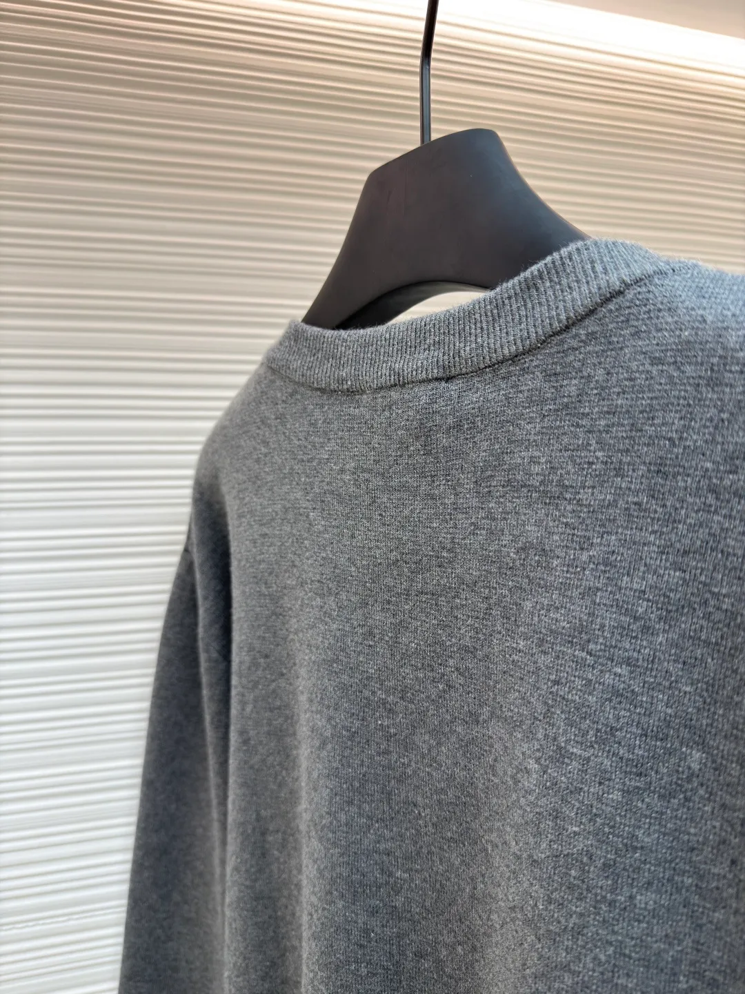 Dior CD letter crew neck sweater ●Original version: purchased and developed for 11500 ●Item number: 1680972-A85 ●Fabric: wool blended fabric ●Technology: knitting ●Version: fitted version ●Weight: about 565 grams ●Size: XS-S-M-L ●Description: The wool material is made of 48 counts of ultra-fine 50% wool and 50% cotton blended yarn. It uses an imported 14-gauge wool loom to double-sided three-dimensional weaving. A single piece takes 270 minutes per piece. The letters on the chest are molded and made with silicone three-dimensional relief embossing technology. Three-label washing is made to order. The overall wiring is straight and delicate, the fabric is comfortable and soft, and the color is consistent without color difference. It can be matched with the same style to create a fashionable look and control various occasions. Customized accessories, complete with three standards, same style for men and women!