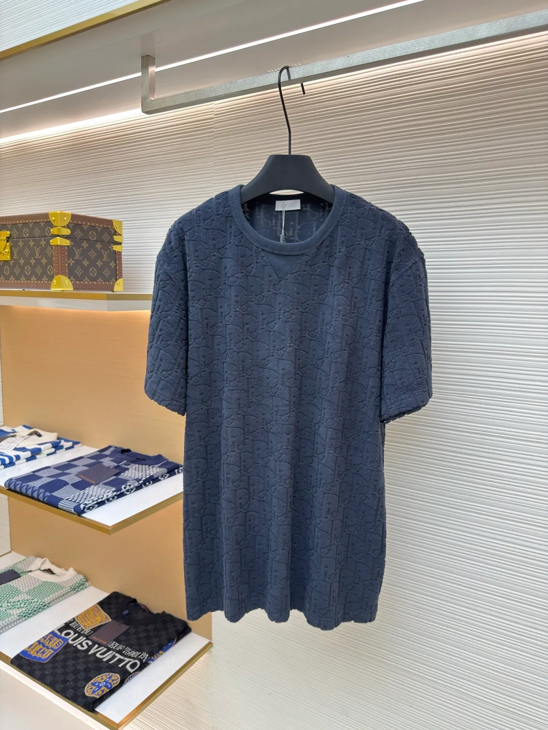 DIOR all-printed terry short sleeves ●Authentic product: Purchased and developed for 6600 ●Item number: 1680267-A05 ●Fabric: pure cotton fabric ●Technology: positioning cutting ●Version: fitted version ●Weight: about 345g ●Size: S-M-L-XL ●Description: Custom-woven and custom-dyed pure cotton 100% jacquard material Oblique presbyopic pattern fabric Weight 300G Positioning pattern Positioning tailoring Each piece is in the same position Jacquard cotton towel material has dark patterns and a heavy hand feel. The overall routing is straight and delicate, the fabric is comfortable and soft, and the color is consistent without color difference. It can be matched with the same style to create a fashionable look and control various occasions. Customized accessories, complete with three standards, same style for men and women!