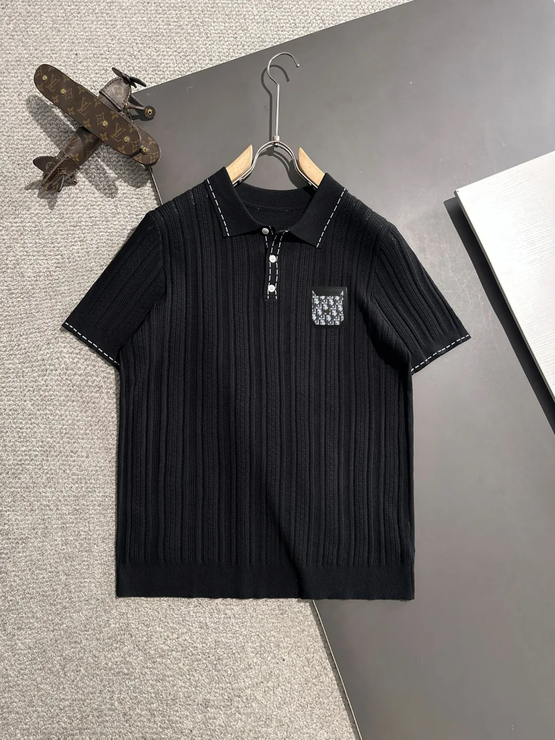 🅿️330 shipped next day, high quality DIOR 2025 spring and summer new men's lapel short-sleeved T-shirt. Made of combed cotton yarn knitted cotton fabric, pure cotton high-weight special yarn, it feels full when weighed, and the upper body is more textured than ordinary T-shirts. This texture can cope with the weather easily and is suitable for both hot and cold! The pattern on the chest adopts three-dimensional embroidery technology, and is perfectly produced stitch by stitch with reference to the original version! Loose fit design, looks noble. Size: M to XXXL