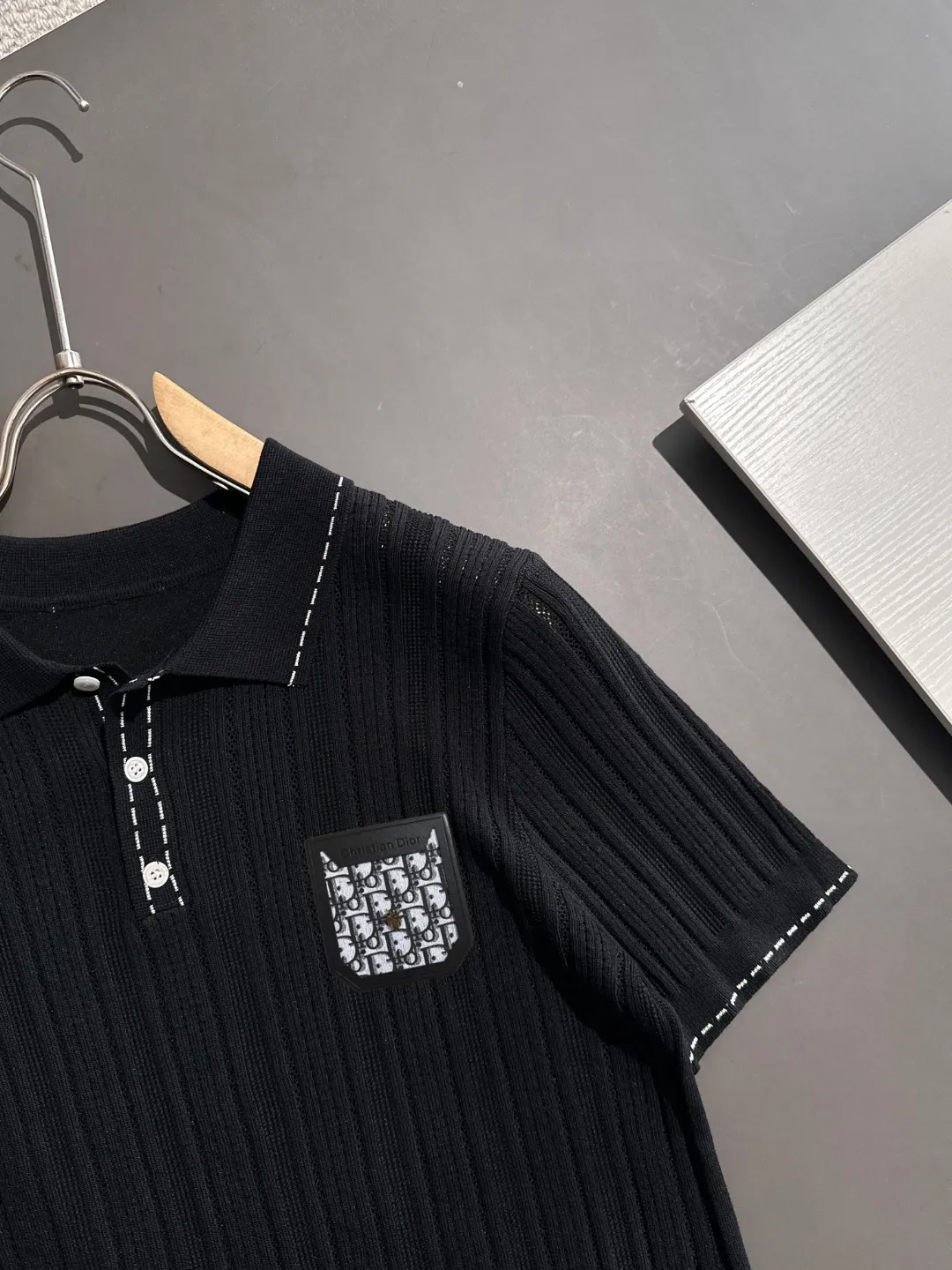 🅿️330 shipped next day, high quality DIOR 2025 spring and summer new men's lapel short-sleeved T-shirt. Made of combed cotton yarn knitted cotton fabric, pure cotton high-weight special yarn, it feels full when weighed, and the upper body is more textured than ordinary T-shirts. This texture can cope with the weather easily and is suitable for both hot and cold! The pattern on the chest adopts three-dimensional embroidery technology, and is perfectly produced stitch by stitch with reference to the original version! Loose fit design, looks noble. Size: M to XXXL