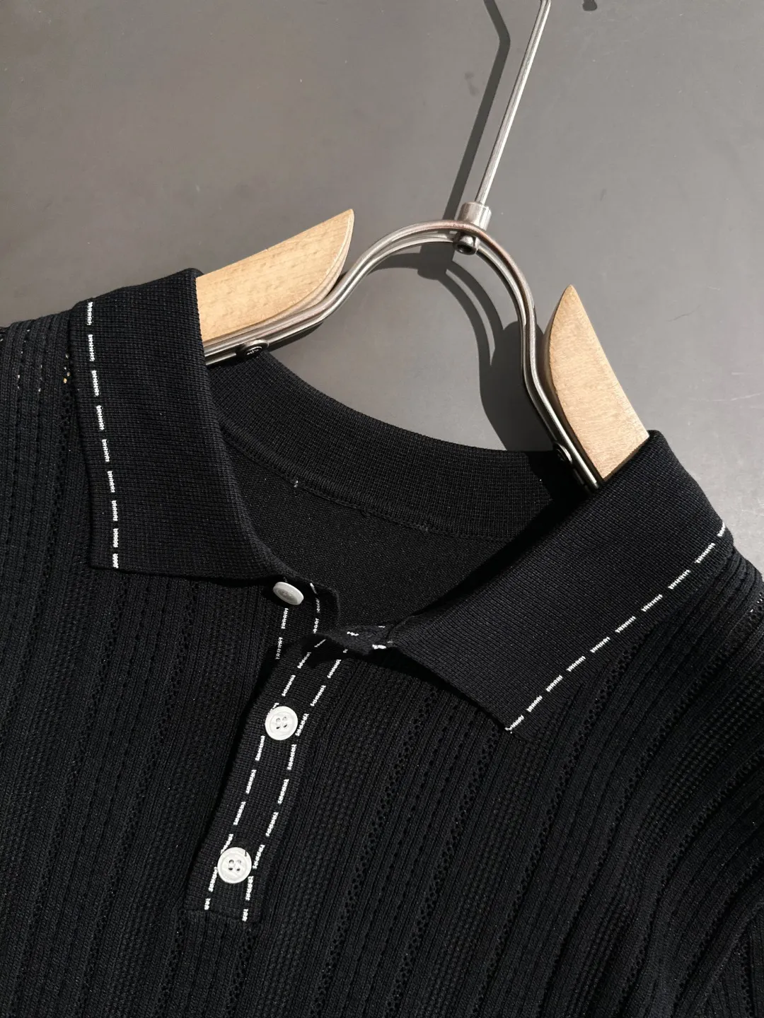 🅿️330 shipped next day, high quality DIOR 2025 spring and summer new men's lapel short-sleeved T-shirt. Made of combed cotton yarn knitted cotton fabric, pure cotton high-weight special yarn, it feels full when weighed, and the upper body is more textured than ordinary T-shirts. This texture can cope with the weather easily and is suitable for both hot and cold! The pattern on the chest adopts three-dimensional embroidery technology, and is perfectly produced stitch by stitch with reference to the original version! Loose fit design, looks noble. Size: M to XXXL