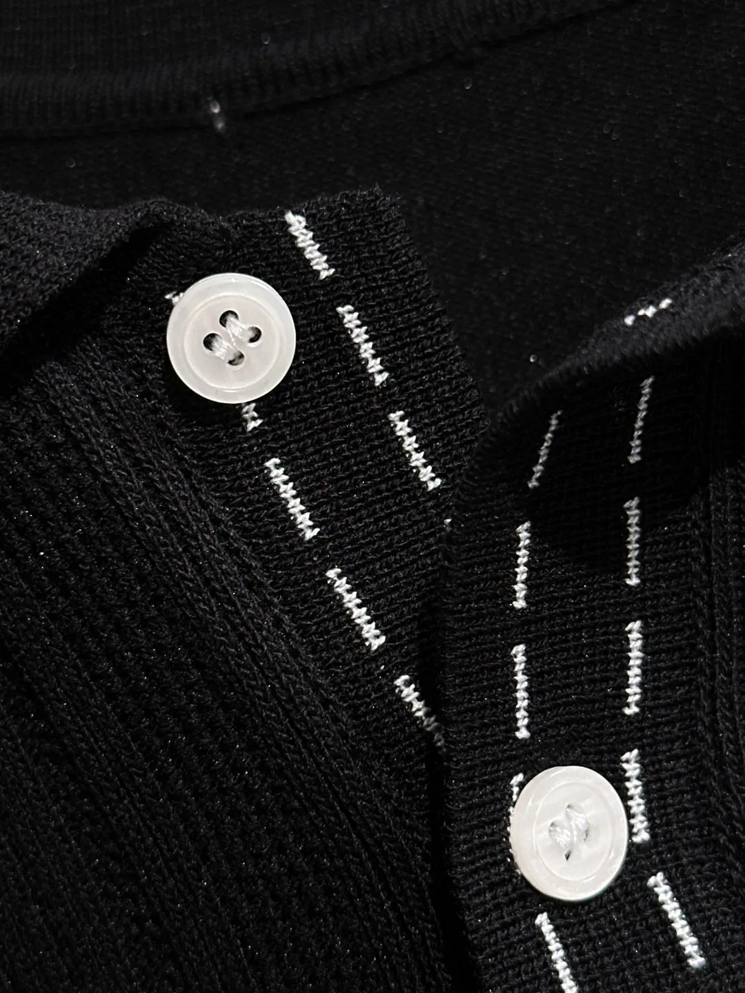 🅿️330 shipped next day, high quality DIOR 2025 spring and summer new men's lapel short-sleeved T-shirt. Made of combed cotton yarn knitted cotton fabric, pure cotton high-weight special yarn, it feels full when weighed, and the upper body is more textured than ordinary T-shirts. This texture can cope with the weather easily and is suitable for both hot and cold! The pattern on the chest adopts three-dimensional embroidery technology, and is perfectly produced stitch by stitch with reference to the original version! Loose fit design, looks noble. Size: M to XXXL