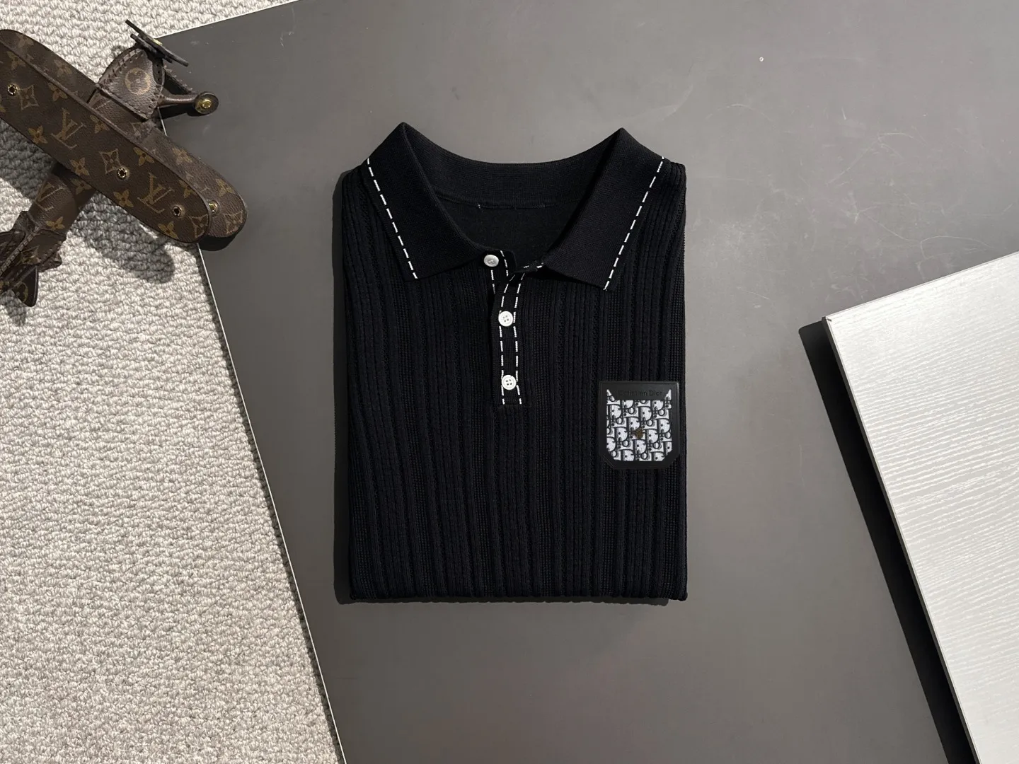 🅿️330 shipped next day, high quality DIOR 2025 spring and summer new men's lapel short-sleeved T-shirt. Made of combed cotton yarn knitted cotton fabric, pure cotton high-weight special yarn, it feels full when weighed, and the upper body is more textured than ordinary T-shirts. This texture can cope with the weather easily and is suitable for both hot and cold! The pattern on the chest adopts three-dimensional embroidery technology, and is perfectly produced stitch by stitch with reference to the original version! Loose fit design, looks noble. Size: M to XXXL