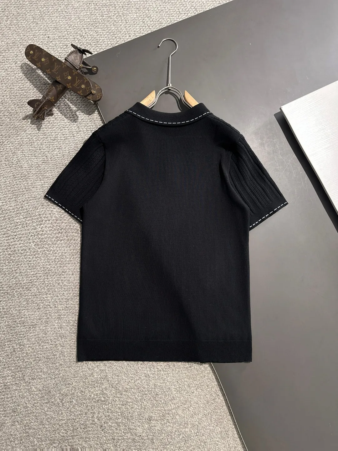 🅿️330 shipped next day, high quality DIOR 2025 spring and summer new men's lapel short-sleeved T-shirt. Made of combed cotton yarn knitted cotton fabric, pure cotton high-weight special yarn, it feels full when weighed, and the upper body is more textured than ordinary T-shirts. This texture can cope with the weather easily and is suitable for both hot and cold! The pattern on the chest adopts three-dimensional embroidery technology, and is perfectly produced stitch by stitch with reference to the original version! Loose fit design, looks noble. Size: M to XXXL