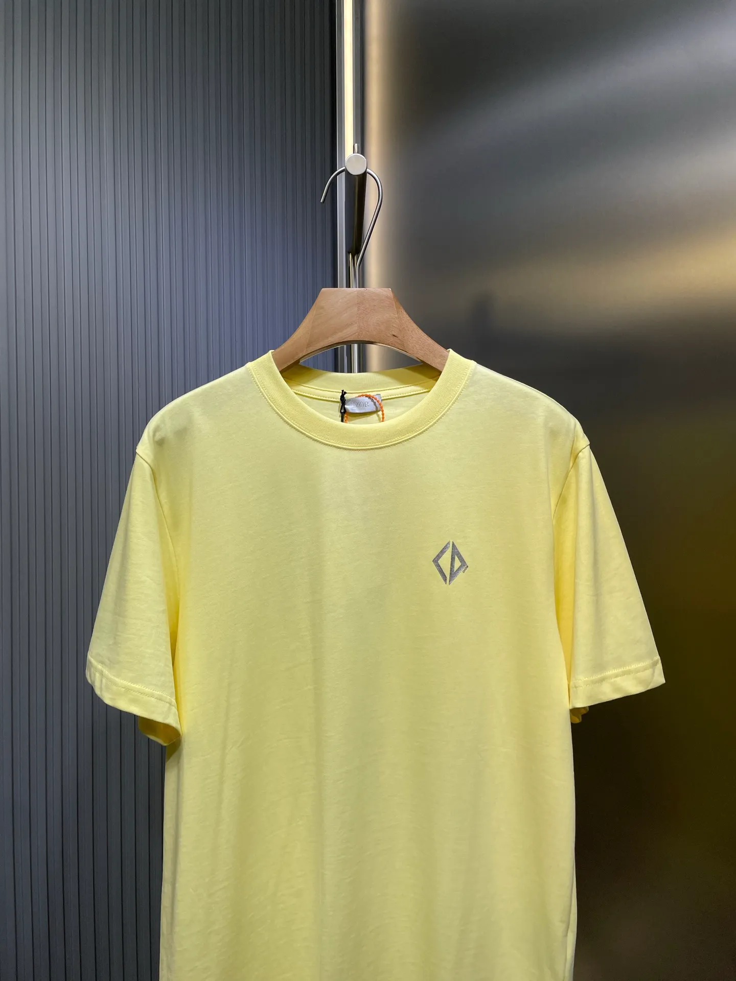 🅿️250 dior🌟【Top replica】2025ss reflective diamond logo round neck short sleeves. This T-shirt is a new product for the spring and summer of 2025. It is an upgraded version of the classic wardrobe essentials. Made of cotton jersey with cd diamond reflective logo on the chest and lah on the back. The loose, comfortable fit can be easily worn with or. Reflective cd diamond logo on chest reflective dior print on back sizes: s-xl