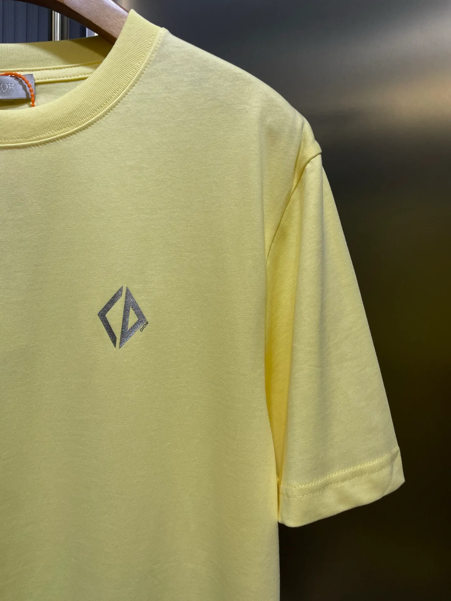 🅿️250 dior🌟【Top replica】2025ss reflective diamond logo round neck short sleeves. This T-shirt is a new product for the spring and summer of 2025. It is an upgraded version of the classic wardrobe essentials. Made of cotton jersey with cd diamond reflective logo on the chest and lah on the back. The loose, comfortable fit can be easily worn with or. Reflective cd diamond logo on chest reflective dior print on back sizes: s-xl