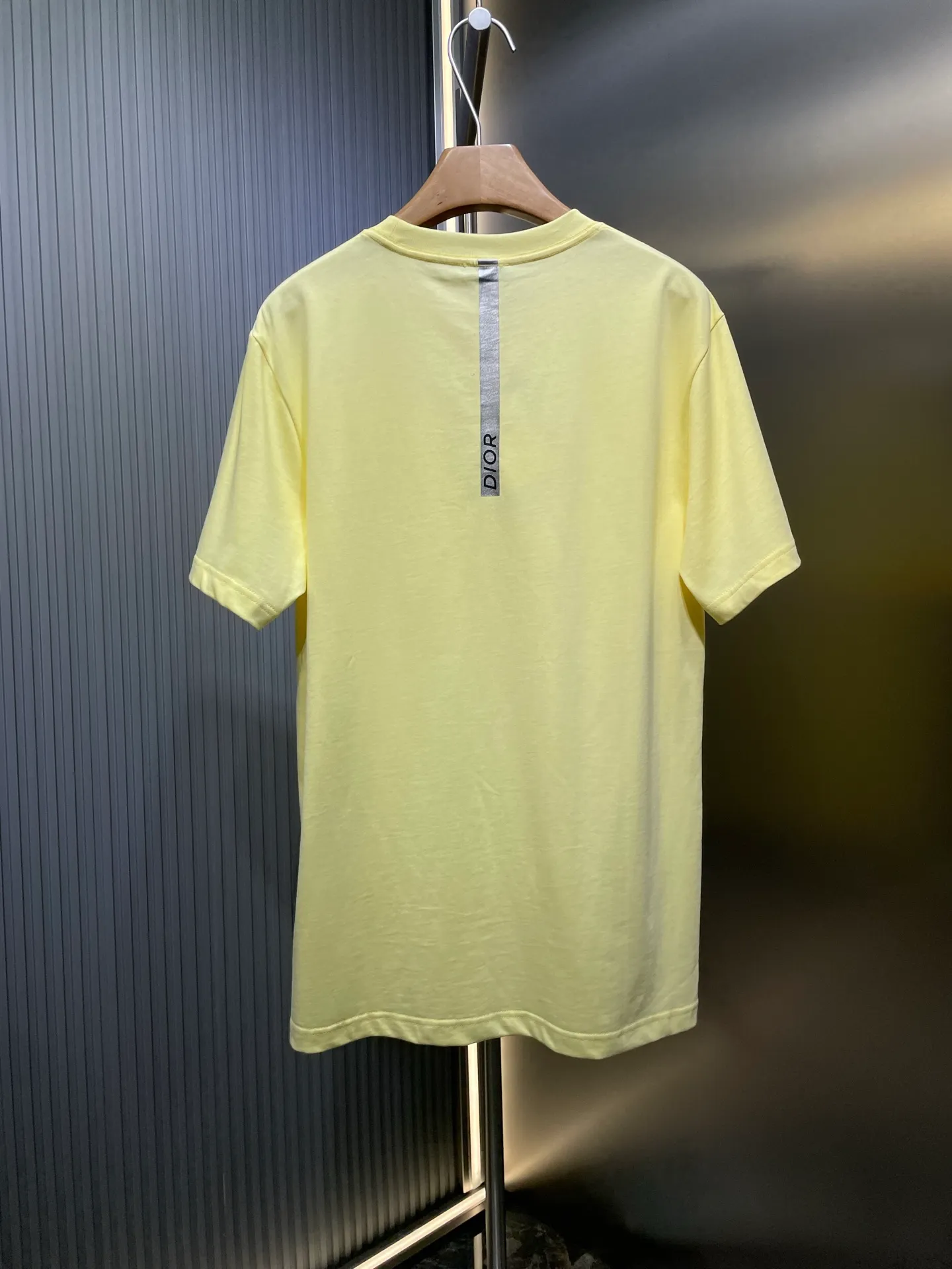 🅿️250 dior🌟【Top replica】2025ss reflective diamond logo round neck short sleeves. This T-shirt is a new product for the spring and summer of 2025. It is an upgraded version of the classic wardrobe essentials. Made of cotton jersey with cd diamond reflective logo on the chest and lah on the back. The loose, comfortable fit can be easily worn with or. Reflective cd diamond logo on chest reflective dior print on back sizes: s-xl