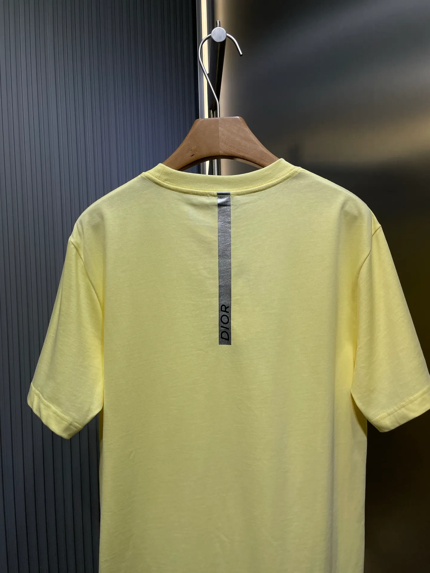 🅿️250 dior🌟【Top replica】2025ss reflective diamond logo round neck short sleeves. This T-shirt is a new product for the spring and summer of 2025. It is an upgraded version of the classic wardrobe essentials. Made of cotton jersey with cd diamond reflective logo on the chest and lah on the back. The loose, comfortable fit can be easily worn with or. Reflective cd diamond logo on chest reflective dior print on back sizes: s-xl