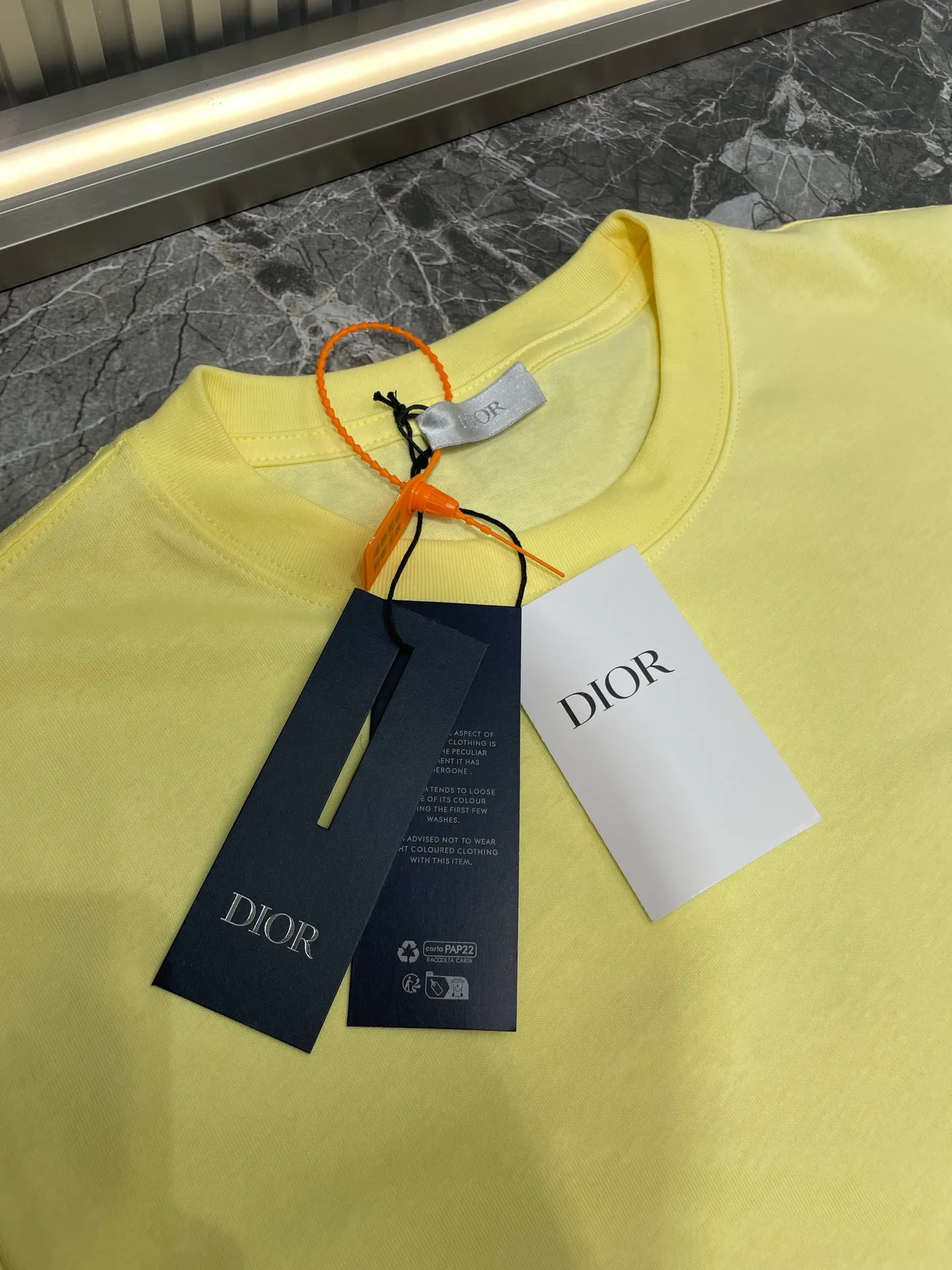 🅿️250 dior🌟【Top replica】2025ss reflective diamond logo round neck short sleeves. This T-shirt is a new product for the spring and summer of 2025. It is an upgraded version of the classic wardrobe essentials. Made of cotton jersey with cd diamond reflective logo on the chest and lah on the back. The loose, comfortable fit can be easily worn with or. Reflective cd diamond logo on chest reflective dior print on back sizes: s-xl