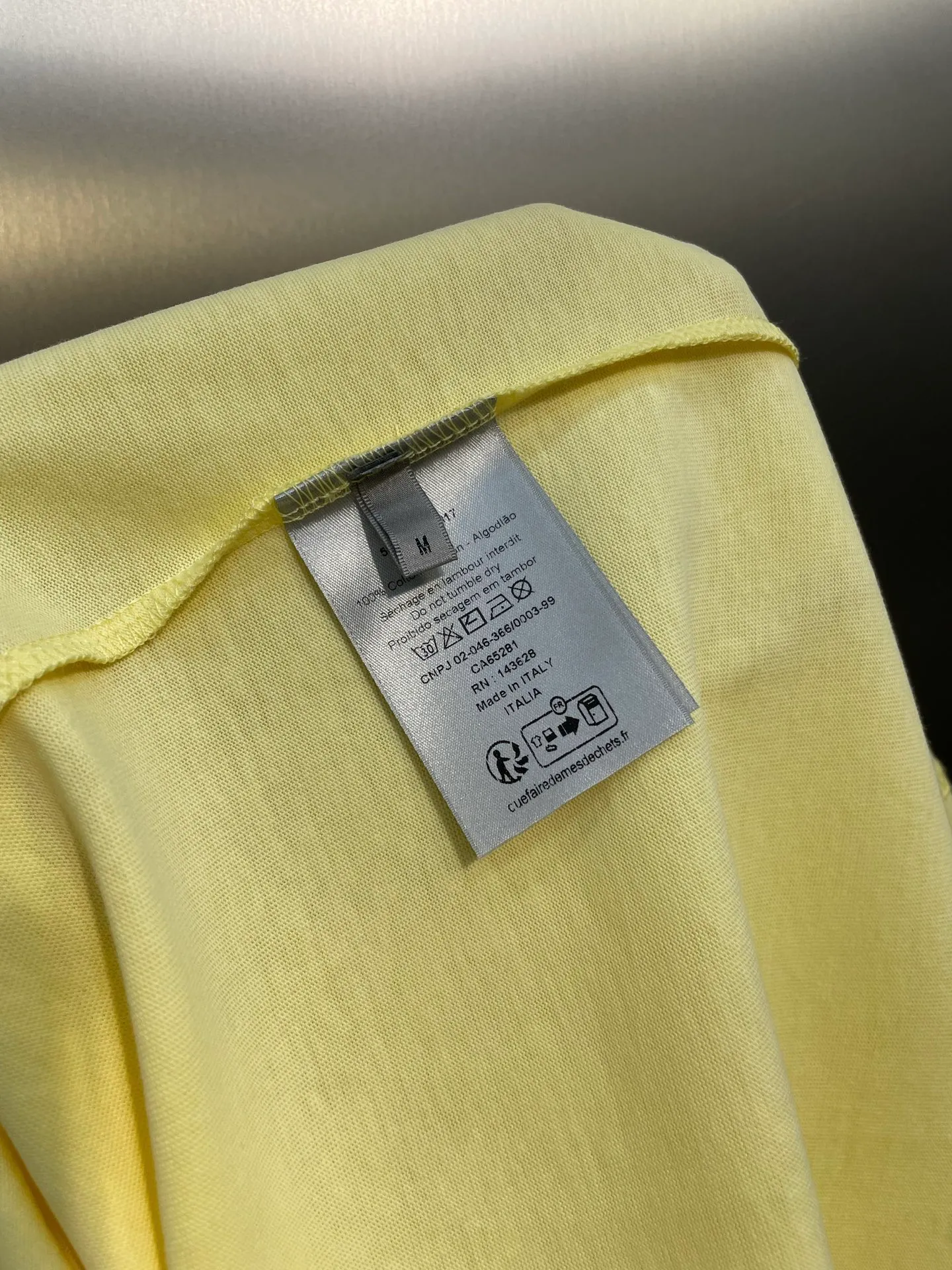 🅿️250 dior🌟【Top replica】2025ss reflective diamond logo round neck short sleeves. This T-shirt is a new product for the spring and summer of 2025. It is an upgraded version of the classic wardrobe essentials. Made of cotton jersey with cd diamond reflective logo on the chest and lah on the back. The loose, comfortable fit can be easily worn with or. Reflective cd diamond logo on chest reflective dior print on back sizes: s-xl