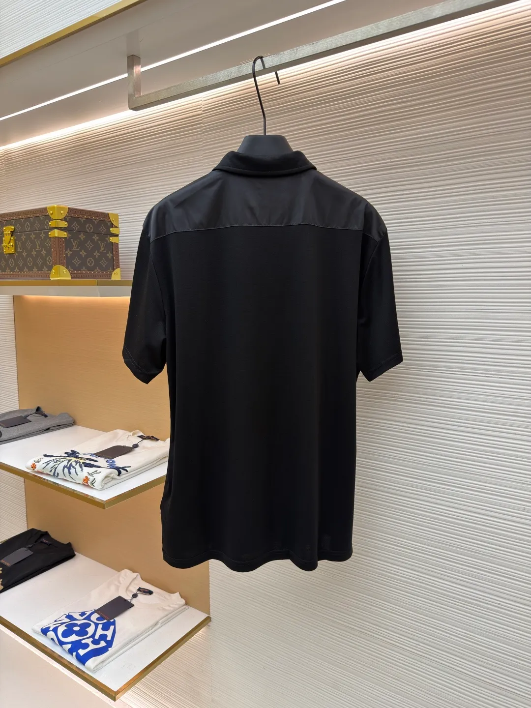 Prada Triangle Pocket Polo Shirt ●Original version: Purchased and developed at 9050 ●Item number: 1682393-A25 ●Fabric: mercerized grosgrain fabric ●Technology: Needle and shuttle splicing ●Color: black ●Version: fitted version ●Weight: about 235 grams ●Size: S-M-L-XL ●Description: Customized mercerized grosgrain fabric, smooth and delicate, comfortable and close to the skin, classic black tone exudes an innate sense of luxury, swallowed by warmth The iconic triangular logo embellishes the chest, highlighting the elegance and nobility of the brand. The exquisite zipper pocket design is cleverly integrated, making the Polo shirt instantly rejuvenated. The perfect collision of simplicity and style. A versatile artifact in the wardrobe, the "Prada triangle mark" is positioned using an imported special machine infrared to position it more accurately and firmly. Needle and shuttle stitching technology can make full use of the respective advantages of knitted fabrics and woven fabrics. By choosing the appropriate sewing process and stitches, it can ensure that the splicing parts are strong and beautiful. The template machine opens the bag. The preset template guides the position, shape and size of the bag opening. The accuracy ensures the quality of the bag opening effect. The overall wiring is straight and delicate, the fabric is comfortable and soft, and the color is consistent without color difference. It can be matched with the same style to create a fashionable look and control various occasions. Customized accessories, complete with three standards, same style for men and women!