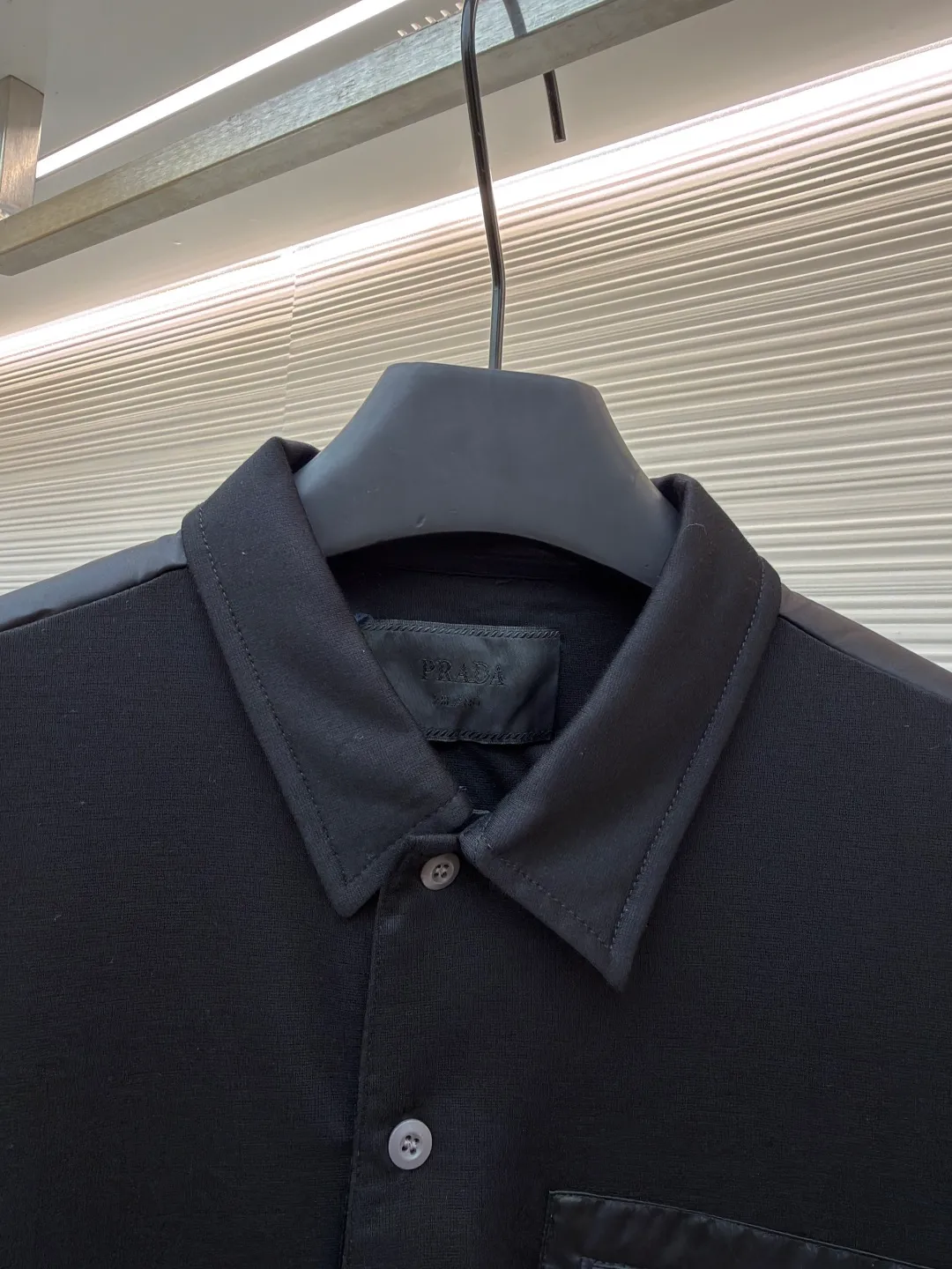 Prada Triangle Pocket Polo Shirt ●Original version: Purchased and developed at 9050 ●Item number: 1682393-A25 ●Fabric: mercerized grosgrain fabric ●Technology: Needle and shuttle splicing ●Color: black ●Version: fitted version ●Weight: about 235 grams ●Size: S-M-L-XL ●Description: Customized mercerized grosgrain fabric, smooth and delicate, comfortable and close to the skin, classic black tone exudes an innate sense of luxury, swallowed by warmth The iconic triangular logo embellishes the chest, highlighting the elegance and nobility of the brand. The exquisite zipper pocket design is cleverly integrated, making the Polo shirt instantly rejuvenated. The perfect collision of simplicity and style. A versatile artifact in the wardrobe, the "Prada triangle mark" is positioned using an imported special machine infrared to position it more accurately and firmly. Needle and shuttle stitching technology can make full use of the respective advantages of knitted fabrics and woven fabrics. By choosing the appropriate sewing process and stitches, it can ensure that the splicing parts are strong and beautiful. The template machine opens the bag. The preset template guides the position, shape and size of the bag opening. The accuracy ensures the quality of the bag opening effect. The overall wiring is straight and delicate, the fabric is comfortable and soft, and the color is consistent without color difference. It can be matched with the same style to create a fashionable look and control various occasions. Customized accessories, complete with three standards, same style for men and women!