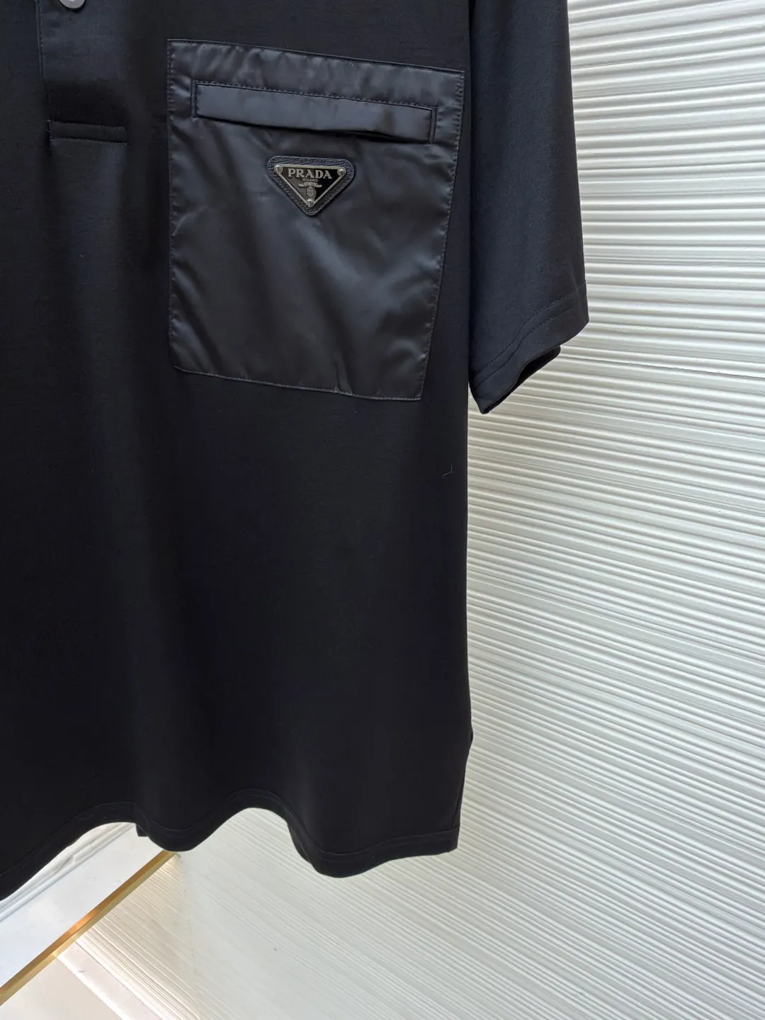 Prada Triangle Pocket Polo Shirt ●Original version: Purchased and developed at 9050 ●Item number: 1682393-A25 ●Fabric: mercerized grosgrain fabric ●Technology: Needle and shuttle splicing ●Color: black ●Version: fitted version ●Weight: about 235 grams ●Size: S-M-L-XL ●Description: Customized mercerized grosgrain fabric, smooth and delicate, comfortable and close to the skin, classic black tone exudes an innate sense of luxury, swallowed by warmth The iconic triangular logo embellishes the chest, highlighting the elegance and nobility of the brand. The exquisite zipper pocket design is cleverly integrated, making the Polo shirt instantly rejuvenated. The perfect collision of simplicity and style. A versatile artifact in the wardrobe, the "Prada triangle mark" is positioned using an imported special machine infrared to position it more accurately and firmly. Needle and shuttle stitching technology can make full use of the respective advantages of knitted fabrics and woven fabrics. By choosing the appropriate sewing process and stitches, it can ensure that the splicing parts are strong and beautiful. The template machine opens the bag. The preset template guides the position, shape and size of the bag opening. The accuracy ensures the quality of the bag opening effect. The overall wiring is straight and delicate, the fabric is comfortable and soft, and the color is consistent without color difference. It can be matched with the same style to create a fashionable look and control various occasions. Customized accessories, complete with three standards, same style for men and women!
