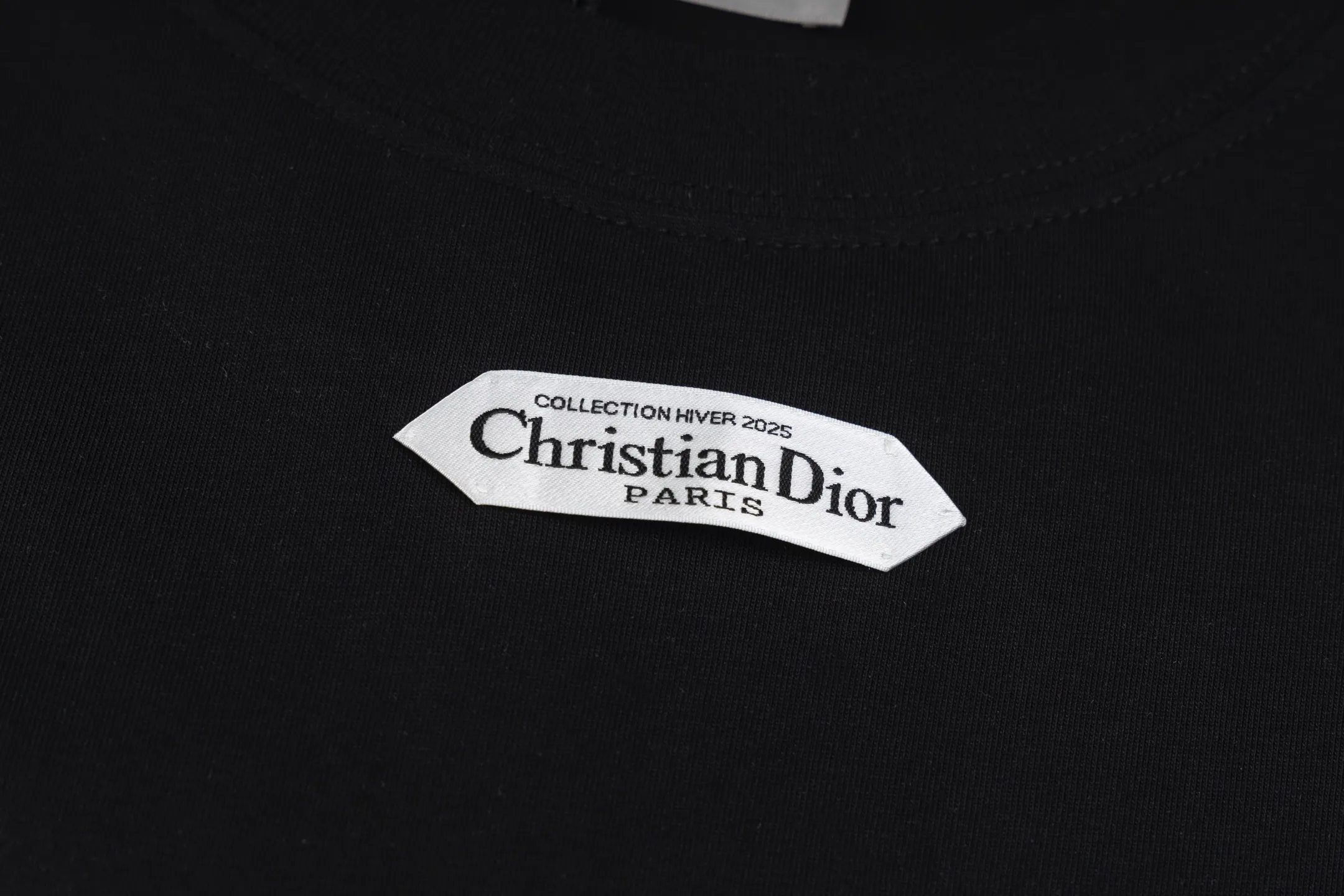 🅿️300 [Exclusive supply] CD 25FW simple label long sleeve (black) The fabric is made of 24S 185g special woven compact cotton fabric, and the rib is made of 32S 300g double yarn rib. This T-shirt is new to the 2025 winter men's collection. It is decorated with a CD Paris logo label inspired by the spirit of haute couture to enhance the style and pay tribute to the extraordinary craftsmanship of the workshop. Crafted from black cotton jersey with a ribbed crew neck and cuffs, it can be worn with track pants for a casual look. It is woven with 24-count special compact cotton yarn. The weaving process requires high standards and requires the use of advanced looms and high-quality raw materials. Specially woven compact cotton has many advantages, such as softness and comfort, good breathability, strong wrinkle resistance, good durability, etc.; it has a tighter, softer and more delicate texture and feel. The brand label on the chest is embellished as the brand's signature detail and is woven using double-sided jacquard technology; black threads are embedded in the white base, or micro-letters are formed through the density of the yarn. The edge of the label is processed by laser cutting, and there are no defects such as yarn leakage and yarn leakage. Size:XS/S/M/L