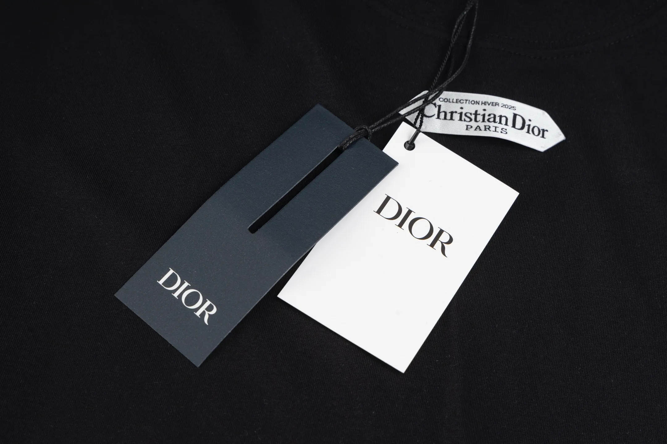 🅿️300 [Exclusive supply] CD 25FW simple label long sleeve (black) The fabric is made of 24S 185g special woven compact cotton fabric, and the rib is made of 32S 300g double yarn rib. This T-shirt is new to the 2025 winter men's collection. It is decorated with a CD Paris logo label inspired by the spirit of haute couture to enhance the style and pay tribute to the extraordinary craftsmanship of the workshop. Crafted from black cotton jersey with a ribbed crew neck and cuffs, it can be worn with track pants for a casual look. It is woven with 24-count special compact cotton yarn. The weaving process requires high standards and requires the use of advanced looms and high-quality raw materials. Specially woven compact cotton has many advantages, such as softness and comfort, good breathability, strong wrinkle resistance, good durability, etc.; it has a tighter, softer and more delicate texture and feel. The brand label on the chest is embellished as the brand's signature detail and is woven using double-sided jacquard technology; black threads are embedded in the white base, or micro-letters are formed through the density of the yarn. The edge of the label is processed by laser cutting, and there are no defects such as yarn leakage and yarn leakage. Size:XS/S/M/L