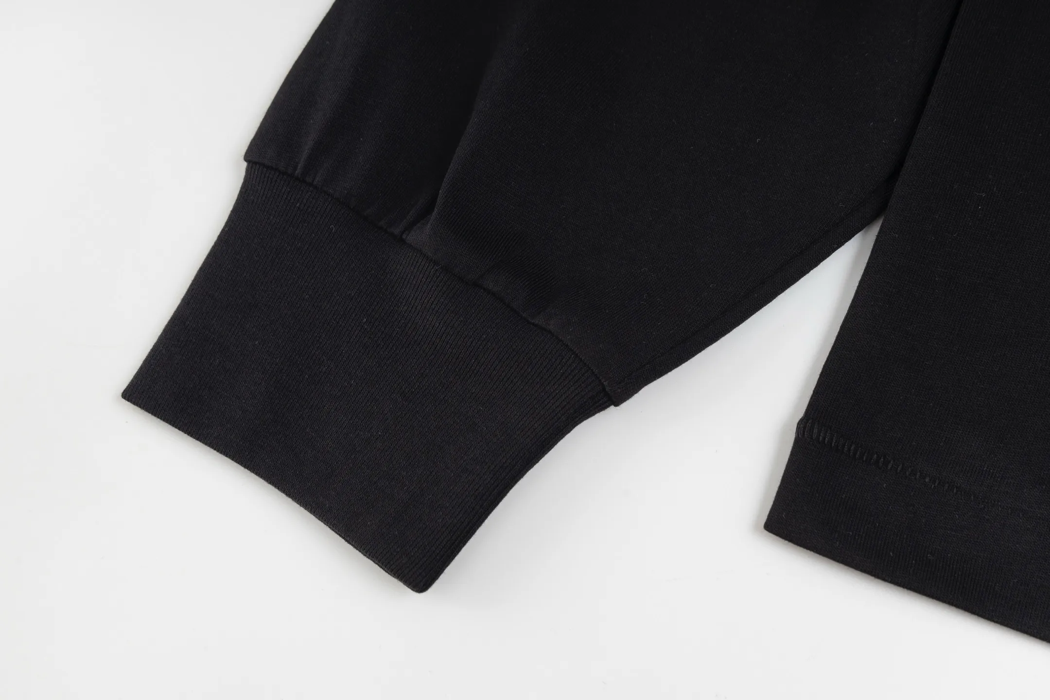 🅿️300 [Exclusive supply] CD 25FW simple label long sleeve (black) The fabric is made of 24S 185g special woven compact cotton fabric, and the rib is made of 32S 300g double yarn rib. This T-shirt is new to the 2025 winter men's collection. It is decorated with a CD Paris logo label inspired by the spirit of haute couture to enhance the style and pay tribute to the extraordinary craftsmanship of the workshop. Crafted from black cotton jersey with a ribbed crew neck and cuffs, it can be worn with track pants for a casual look. It is woven with 24-count special compact cotton yarn. The weaving process requires high standards and requires the use of advanced looms and high-quality raw materials. Specially woven compact cotton has many advantages, such as softness and comfort, good breathability, strong wrinkle resistance, good durability, etc.; it has a tighter, softer and more delicate texture and feel. The brand label on the chest is embellished as the brand's signature detail and is woven using double-sided jacquard technology; black threads are embedded in the white base, or micro-letters are formed through the density of the yarn. The edge of the label is processed by laser cutting, and there are no defects such as yarn leakage and yarn leakage. Size:XS/S/M/L