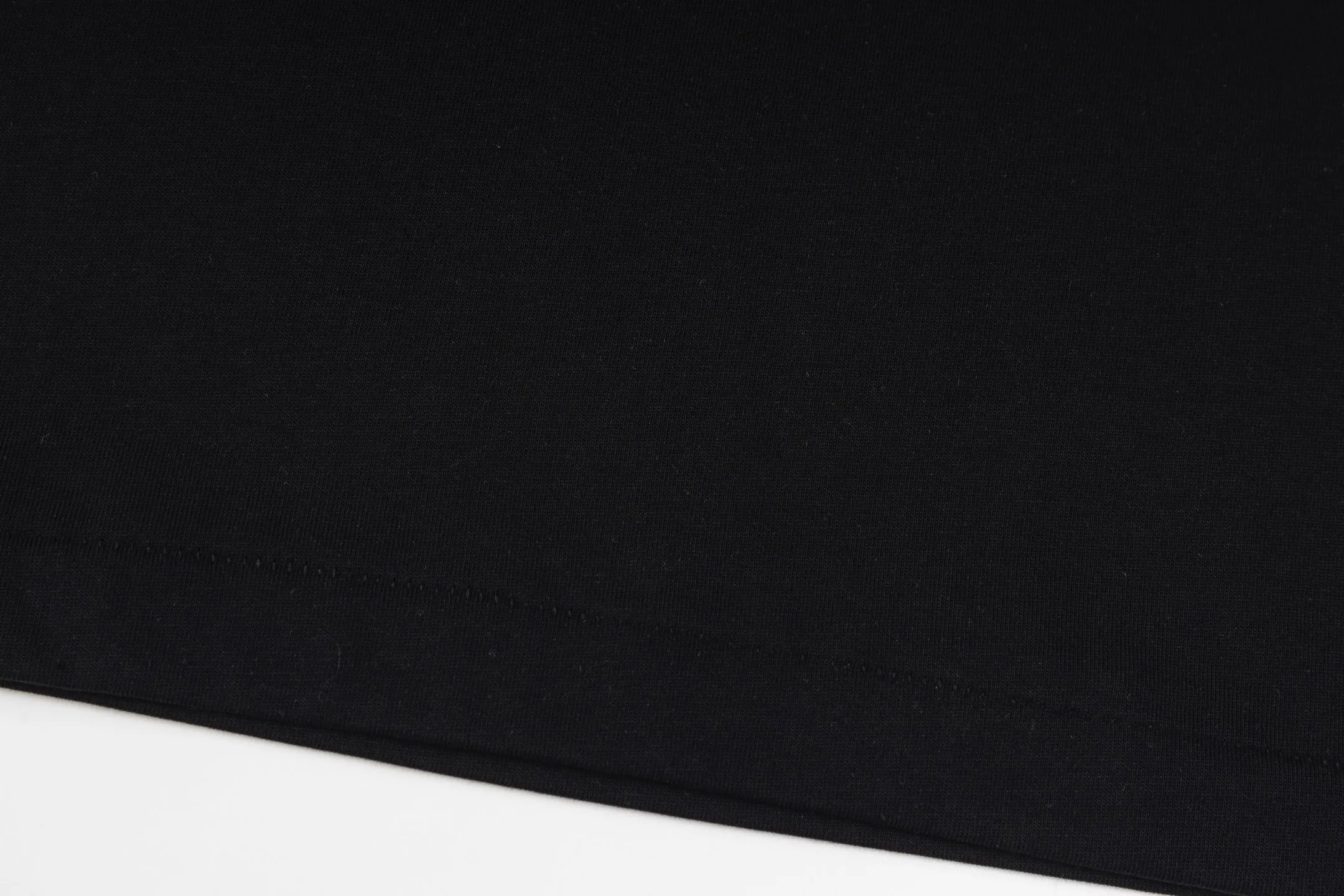 🅿️300 [Exclusive supply] CD 25FW simple label long sleeve (black) The fabric is made of 24S 185g special woven compact cotton fabric, and the rib is made of 32S 300g double yarn rib. This T-shirt is new to the 2025 winter men's collection. It is decorated with a CD Paris logo label inspired by the spirit of haute couture to enhance the style and pay tribute to the extraordinary craftsmanship of the workshop. Crafted from black cotton jersey with a ribbed crew neck and cuffs, it can be worn with track pants for a casual look. It is woven with 24-count special compact cotton yarn. The weaving process requires high standards and requires the use of advanced looms and high-quality raw materials. Specially woven compact cotton has many advantages, such as softness and comfort, good breathability, strong wrinkle resistance, good durability, etc.; it has a tighter, softer and more delicate texture and feel. The brand label on the chest is embellished as the brand's signature detail and is woven using double-sided jacquard technology; black threads are embedded in the white base, or micro-letters are formed through the density of the yarn. The edge of the label is processed by laser cutting, and there are no defects such as yarn leakage and yarn leakage. Size:XS/S/M/L